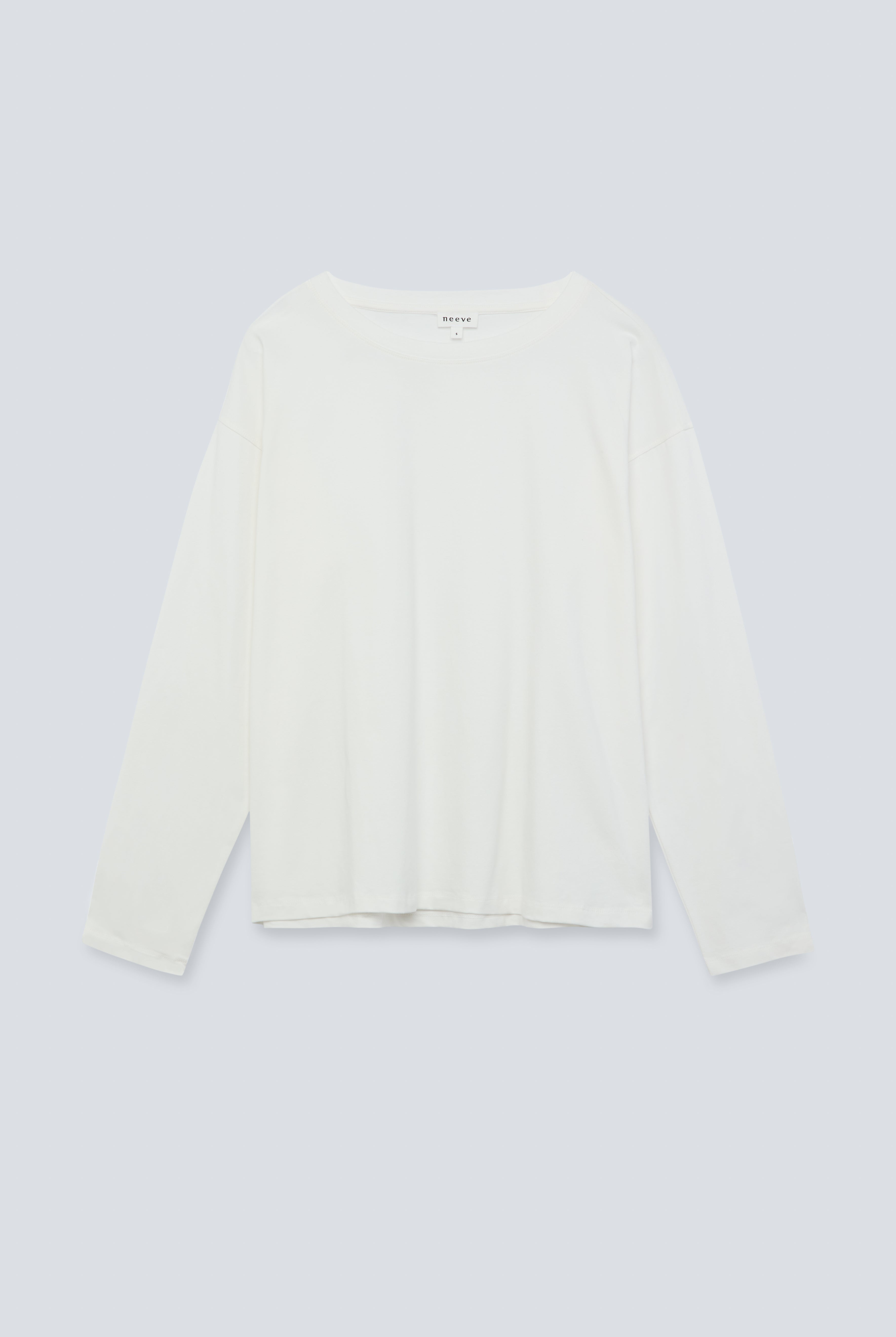 The Rose in Off-White. An oversized long sleeve that wears like a sweater, but lighter. 95% organic cotton with 5% elastane. GOTS. Front view.