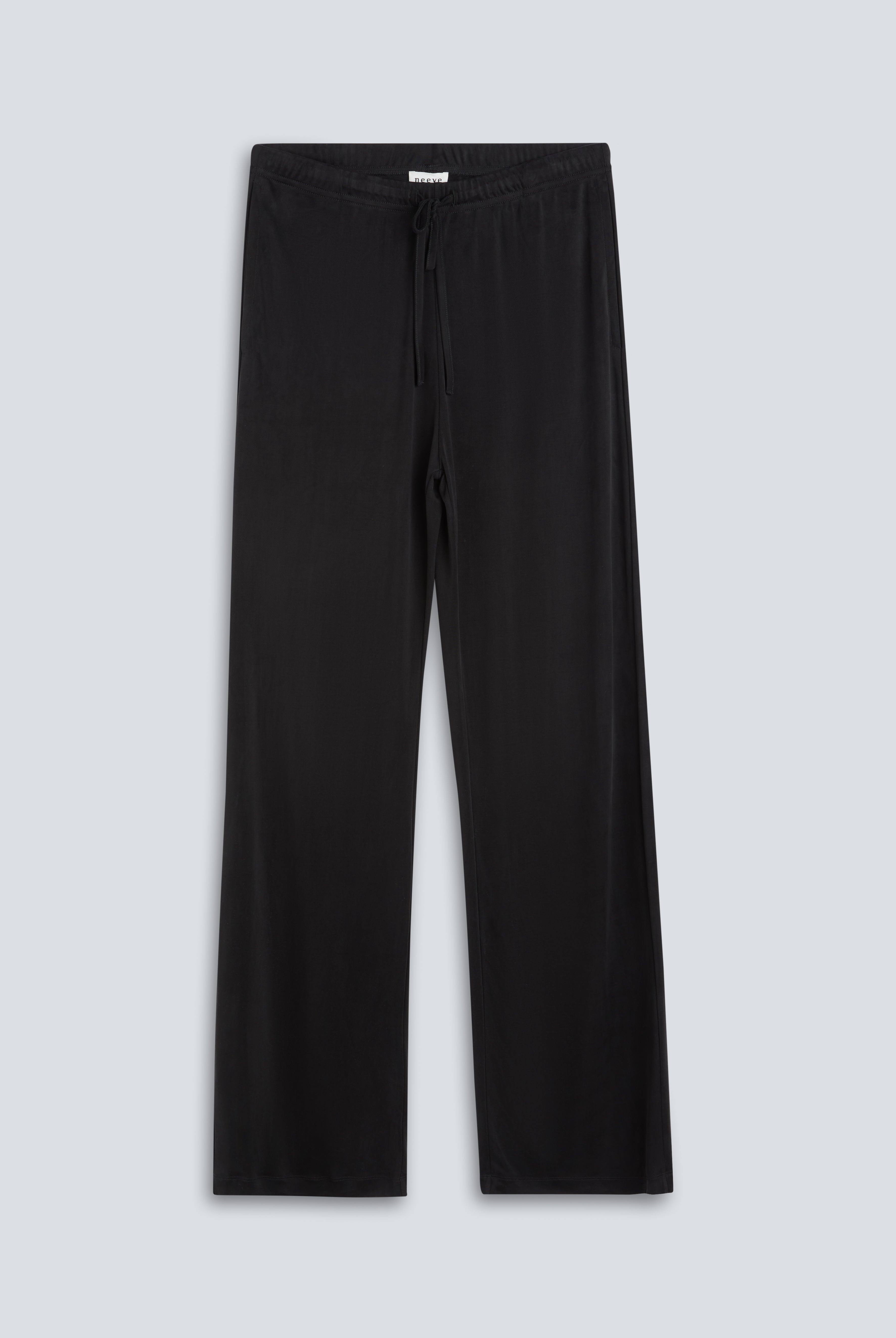 The Sam Essential Black. 100% Lyocell. Front view.