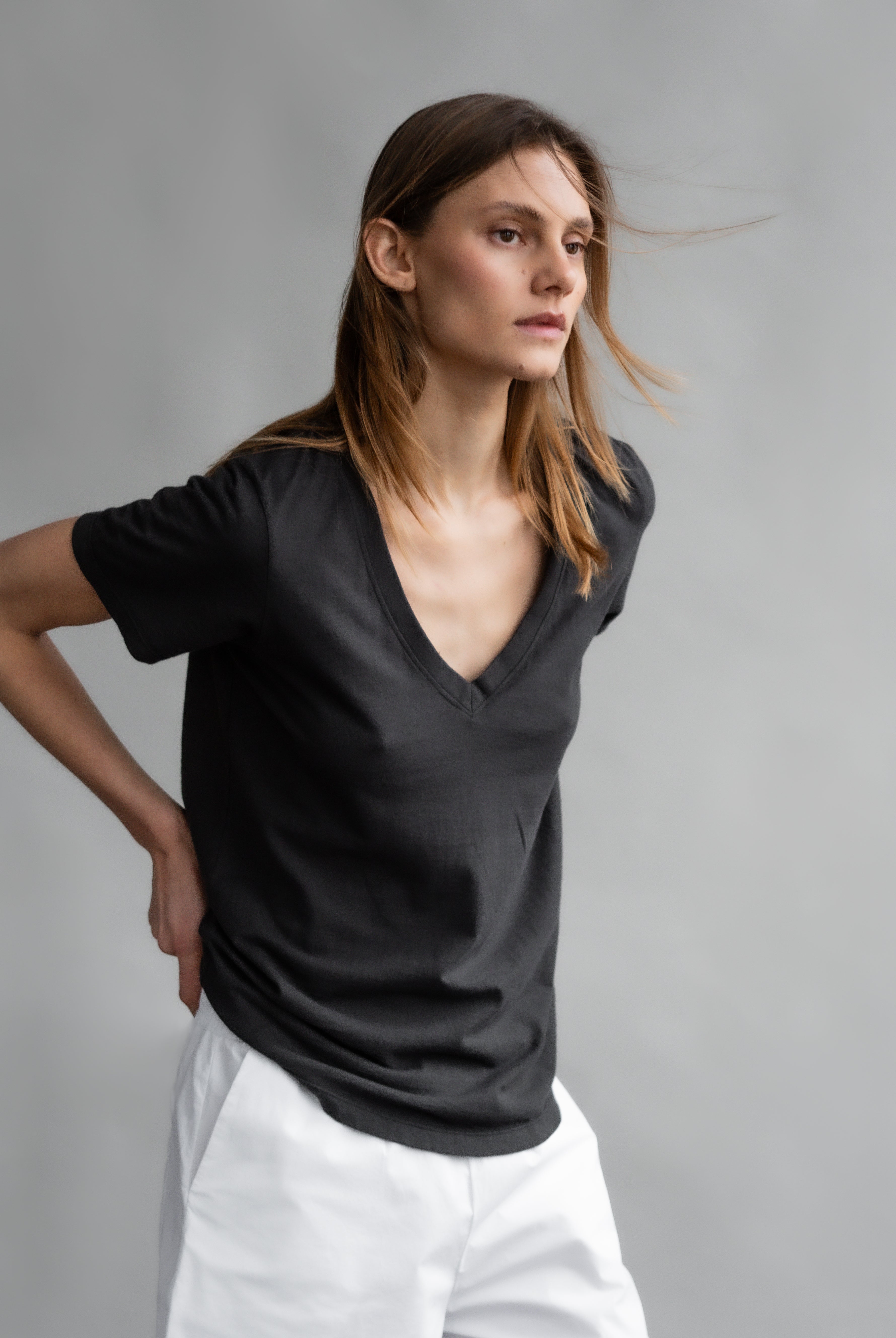 The Stella V-neck shirt in Pitch Black, 140 grams GOTS certified