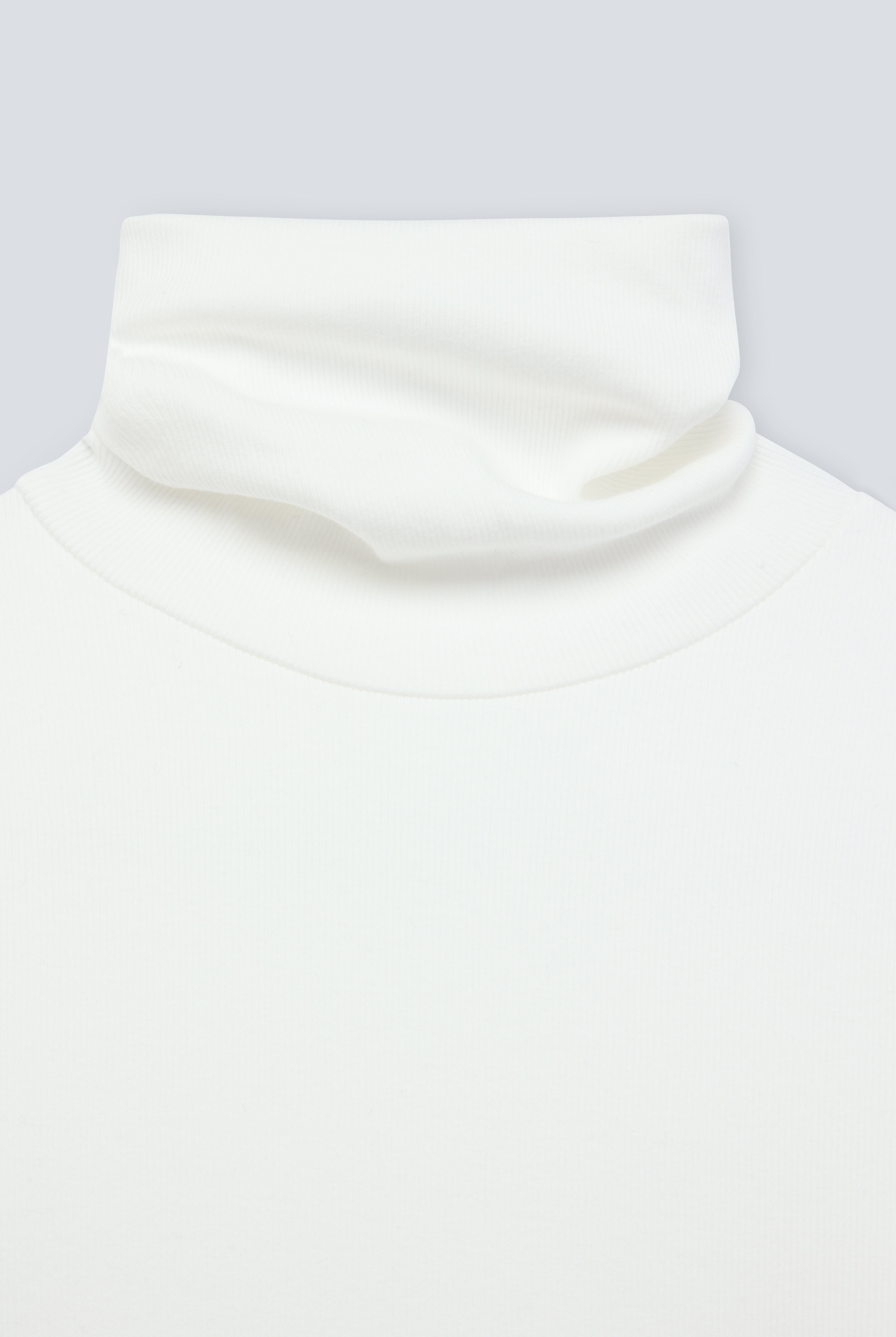 The Theresa in Off-White. Ribbed Turtleneck. 95% organic cotton with 5% elastane. GOTS. collar detail.