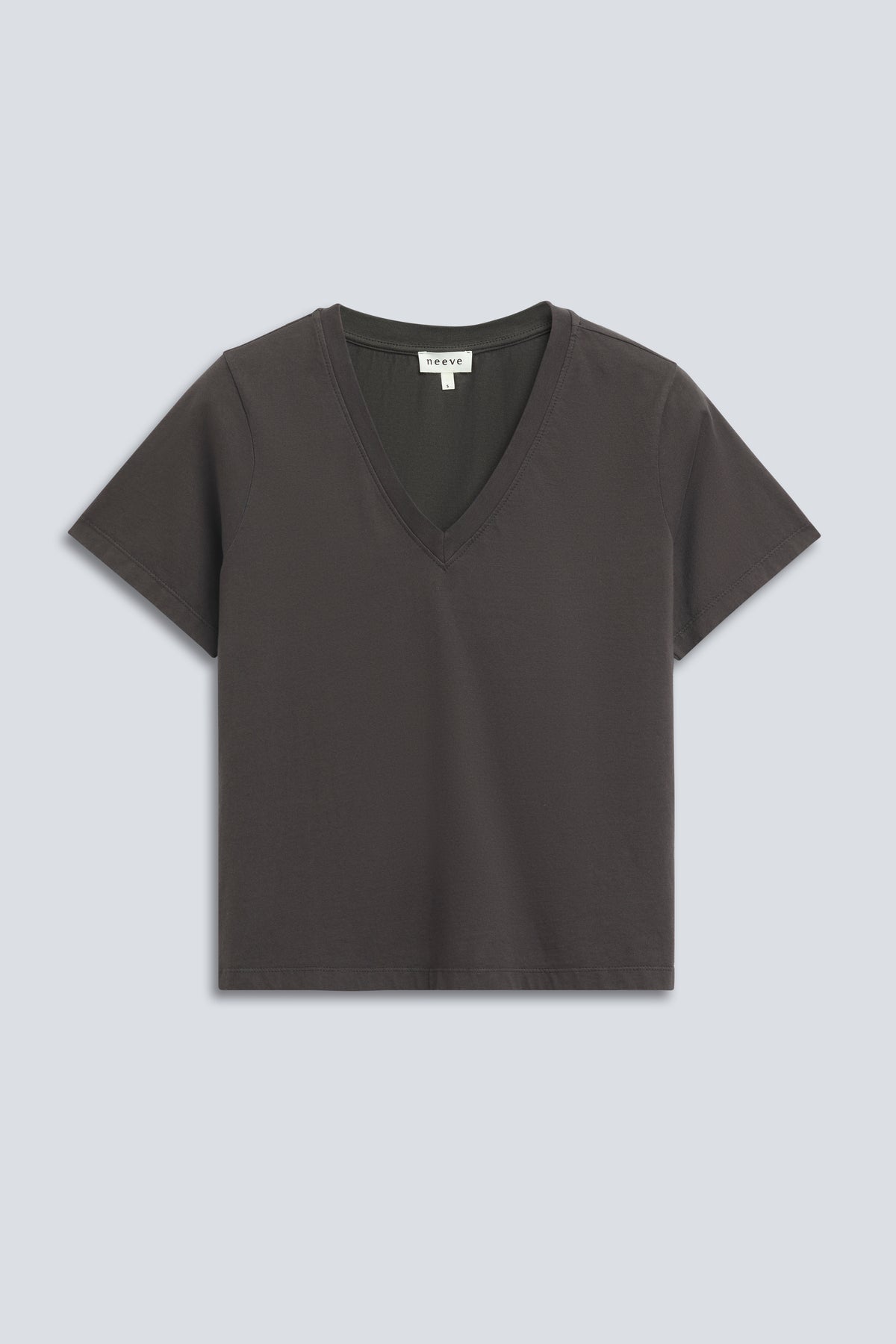 Schweres V-Ausschnitt-T-Shirt in Pitch Black. Vorderansicht.