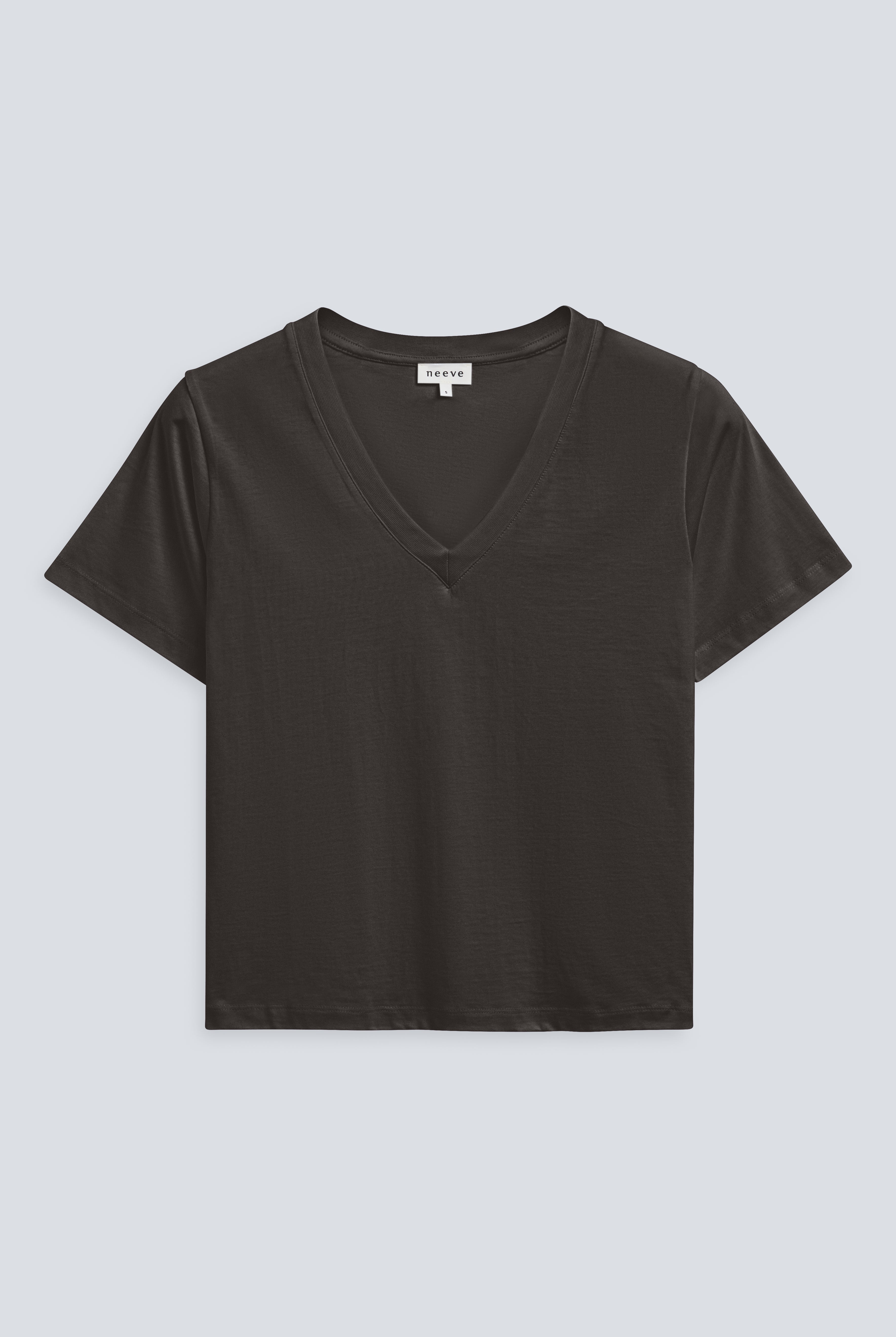 Front view The Victoria in Pitch Black. 100% organic cotton T-shirt 180 grams GOTS certified
