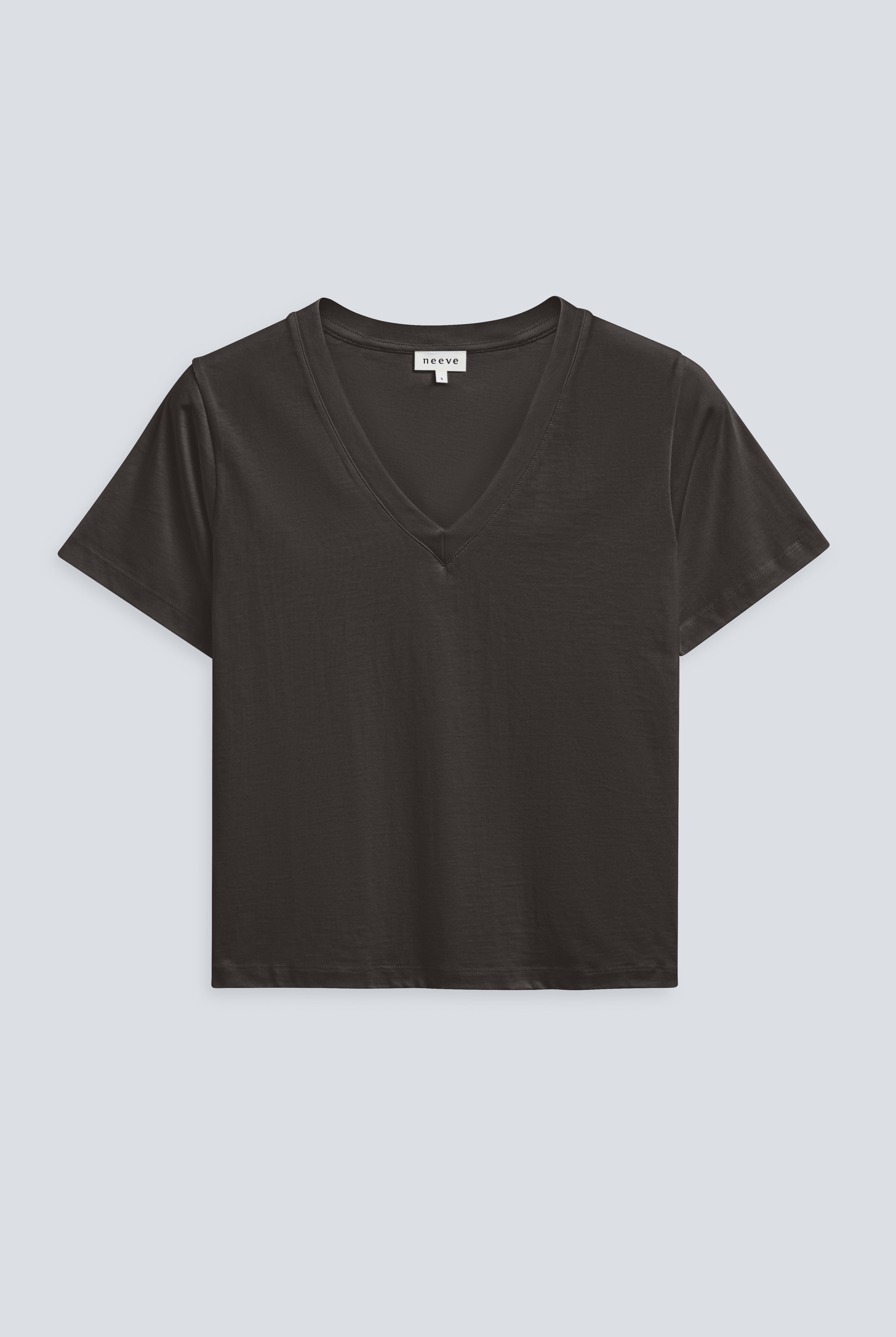 Front view The Victoria in Pitch Black. 100% organic cotton T-shirt 180 grams GOTS certified