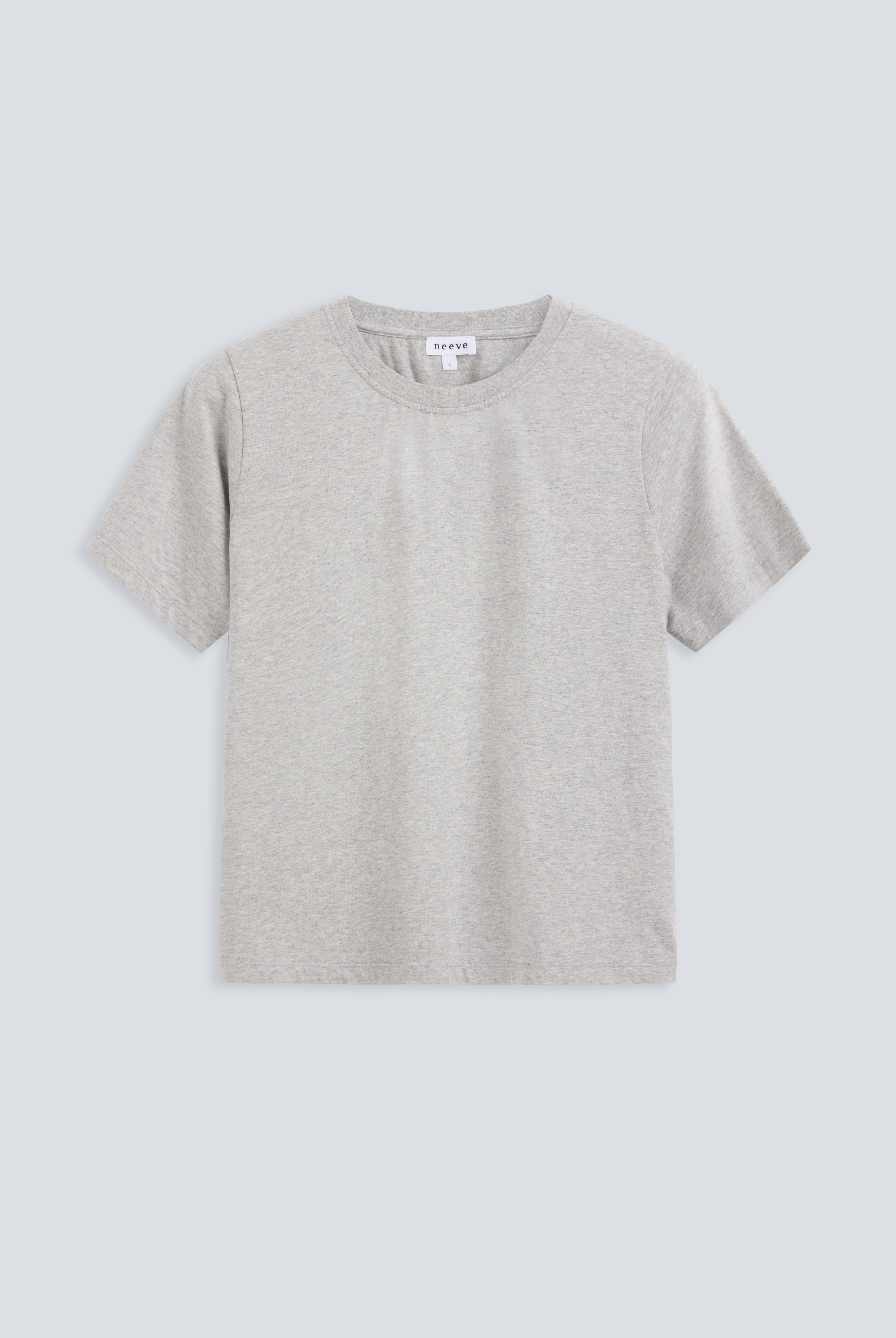 The Jill in Grey Melange. Crew-neck tee.
180 grams, 100% organic cotton. GOTS. Front view.
