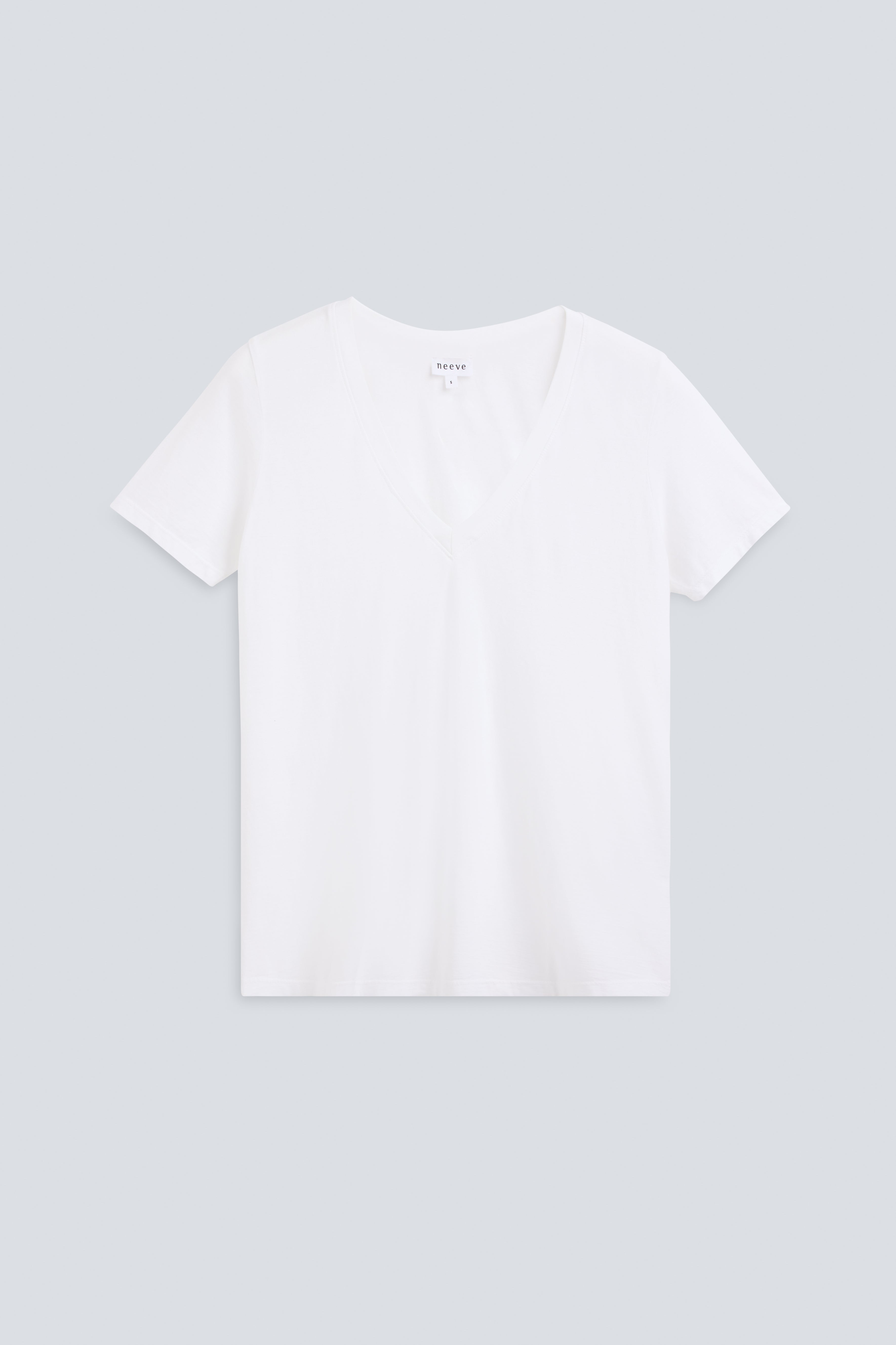 The Stella in Crispy White. V-Neck, 100% organic cotton, 140 grams. GOTS, made in Portugal. Front view.