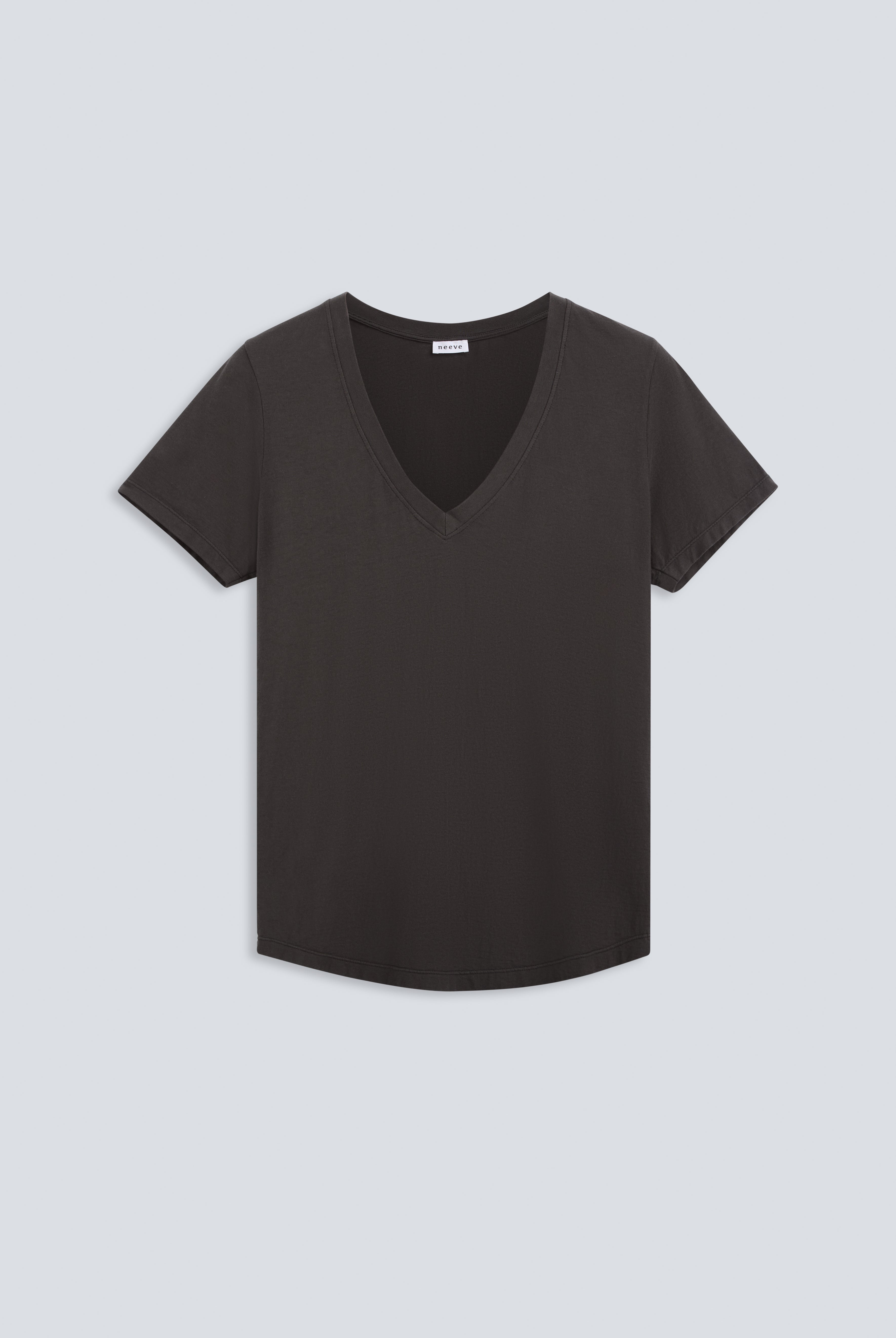 The Stella in Pitch Black. V-Neck, 100% organic cotton, 140 grams. GOTS, made in Portugal. Front view.