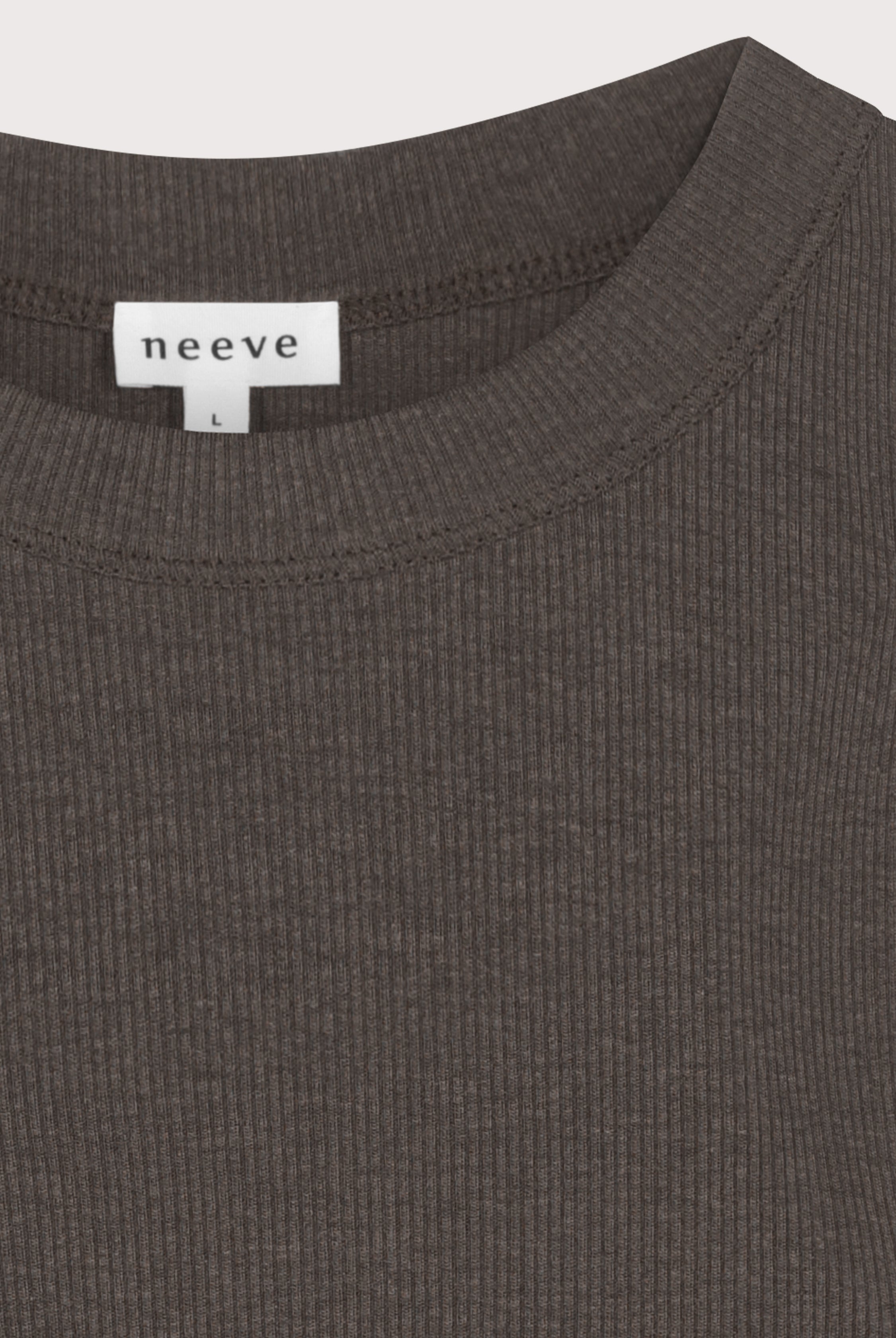 The Rania Intense Brown, crew neck, detail shot
