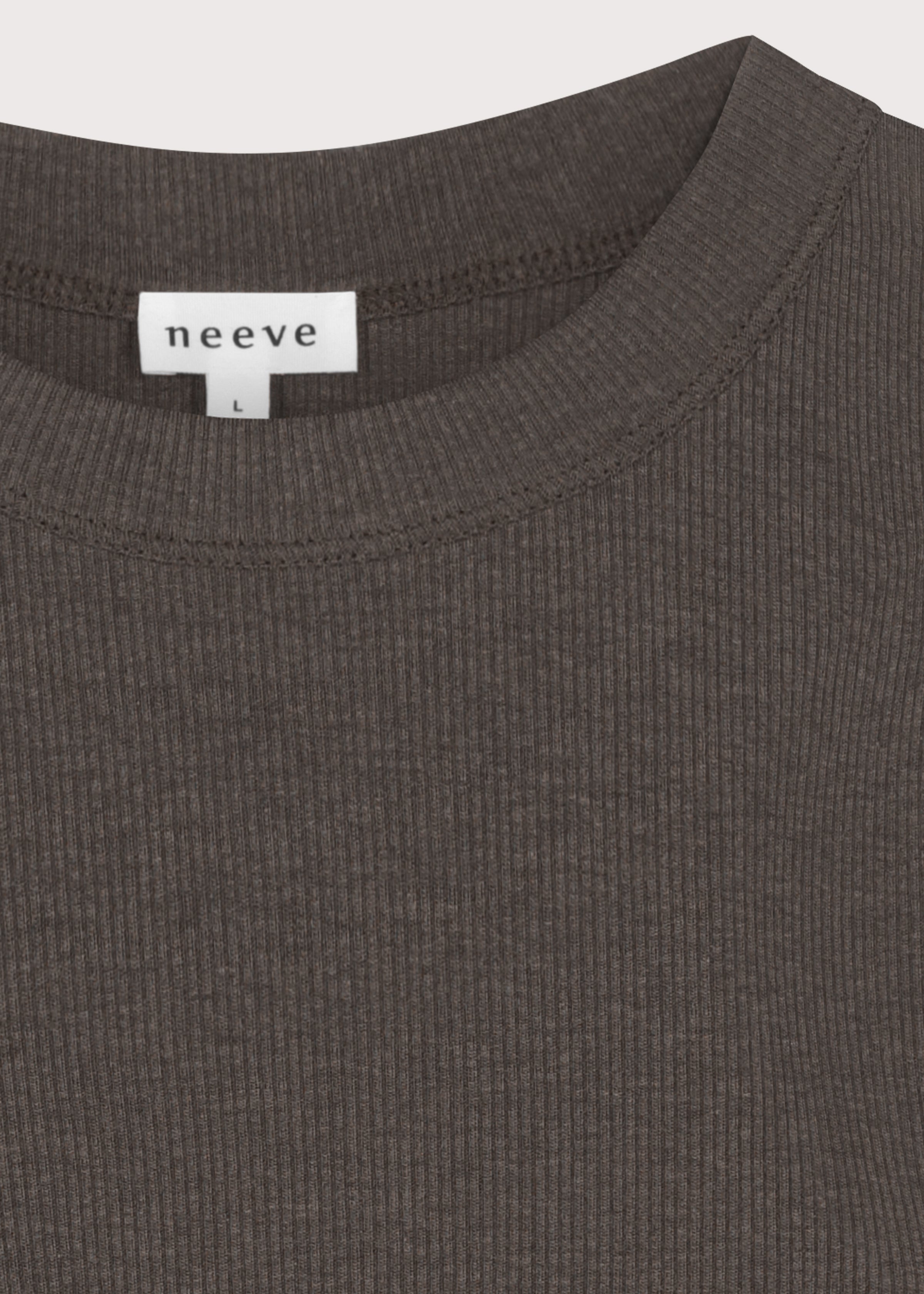 The Rania Intense Brown, crew neck, detail shot
