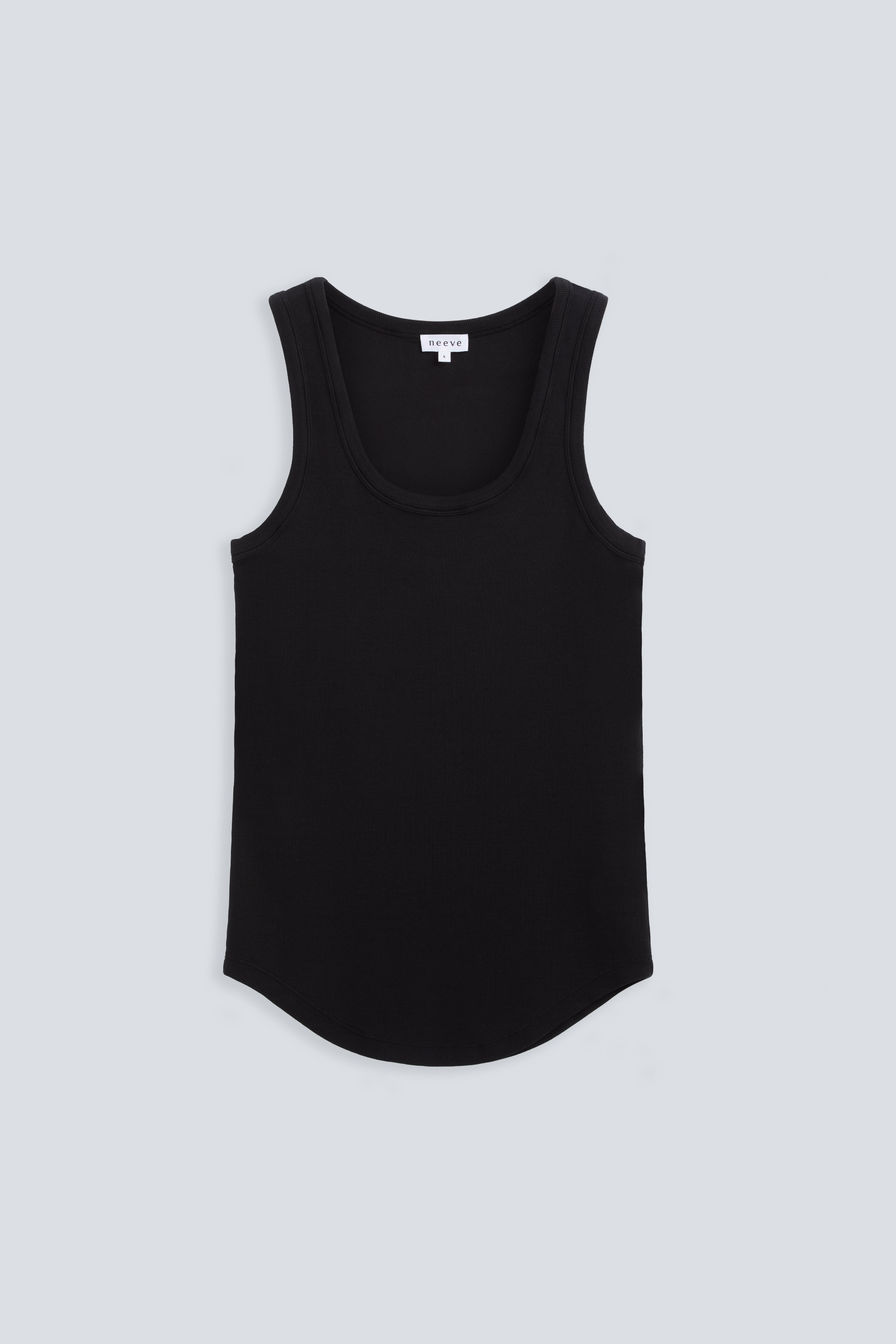 The Josie tanktop in Essential Black. Gemaakt van 95% biologisch katoen met 5% elastaan. Voorkant.