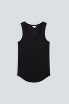 The Josie Tanktop in Essential Black. Aus 95 % Bio-Baumwolle mit 5 % Elastan. Vorderansicht.