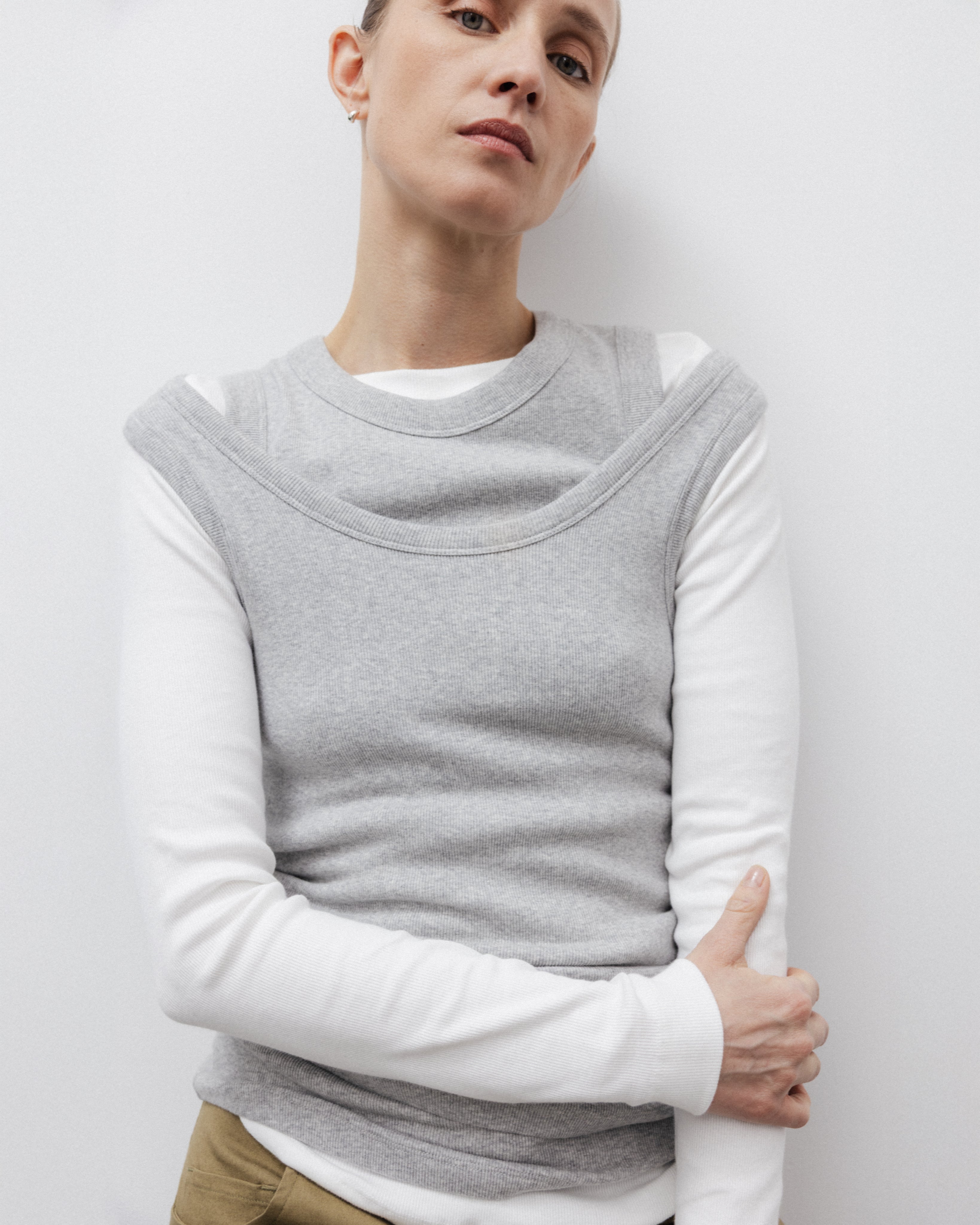 The Ella in Off-White. Crew-neck long sleeve. 95% organic cotton with 5% elastane. Front view. GOTS
Shown on model with The Rania & The Josie in Grey Melange. 