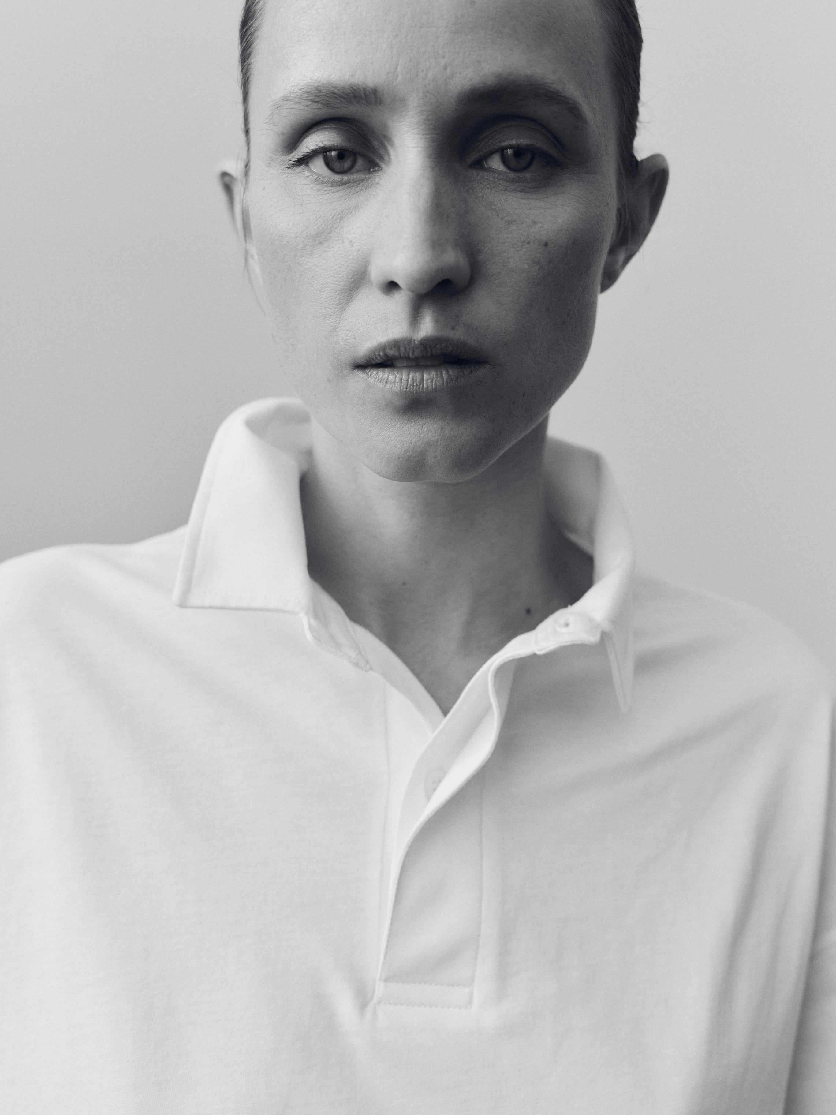 The Charlie in Crispy White. Polo long sleeve, 180 grams. 100% organic cotton. GOTS. Collar detail. Shown on model. 