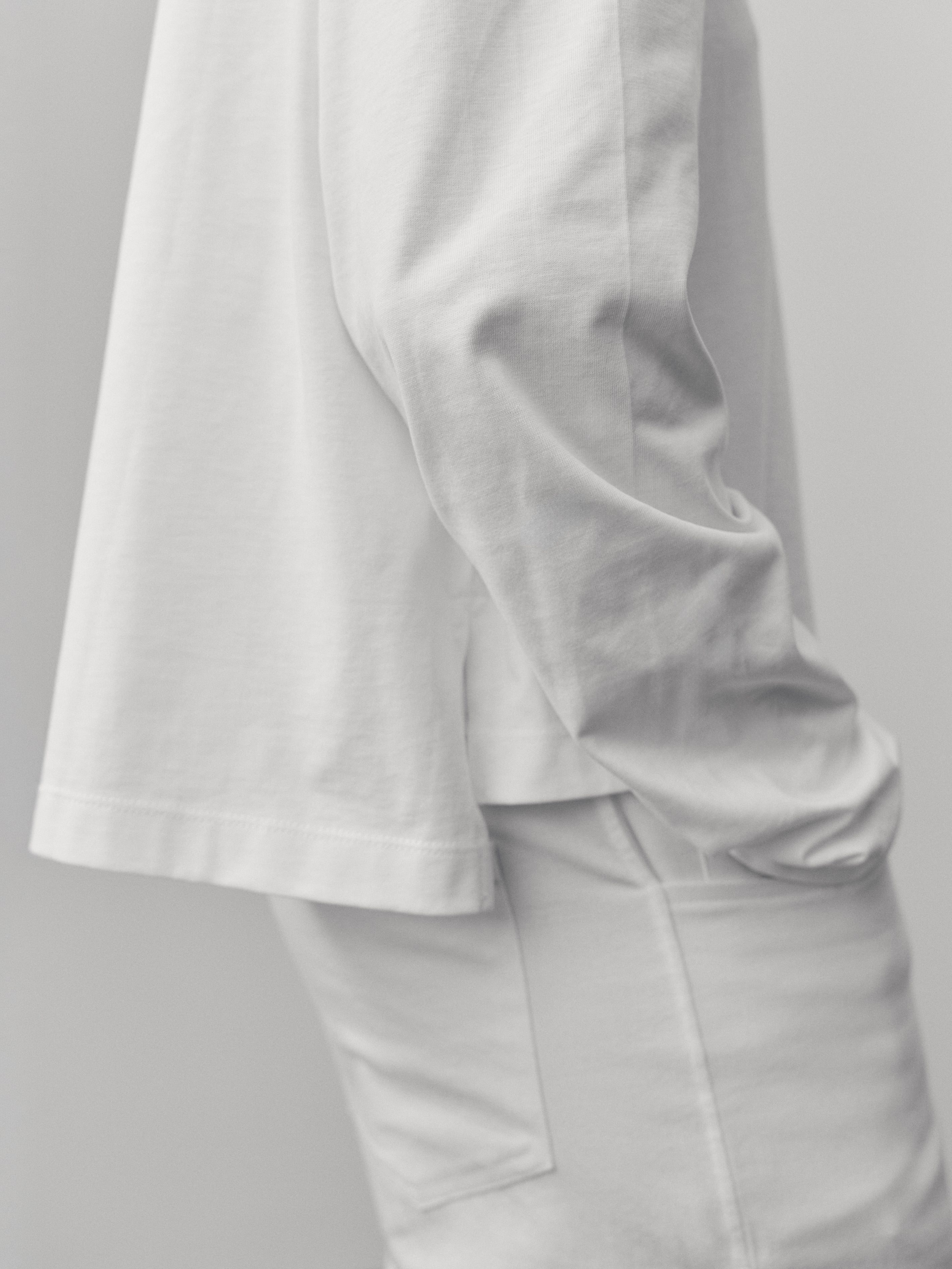 The Charlie in Crispy White. Polo long sleeve, 180 grams. 100% organic cotton. GOTS. Shown on model. 