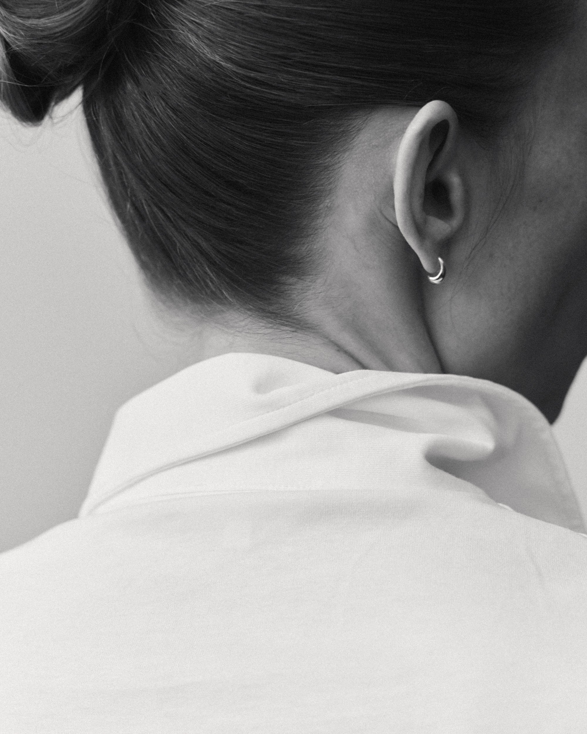 The Charlie in Crispy White. Polo long sleeve, 180 grams. 100% organic cotton. GOTS. Collar detail. Shown on model. 