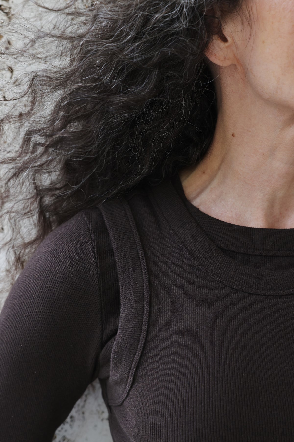 The Ella in Chocolate Melange. Crew-neck long sleeve. 95% organic cotton with 5% elastane.