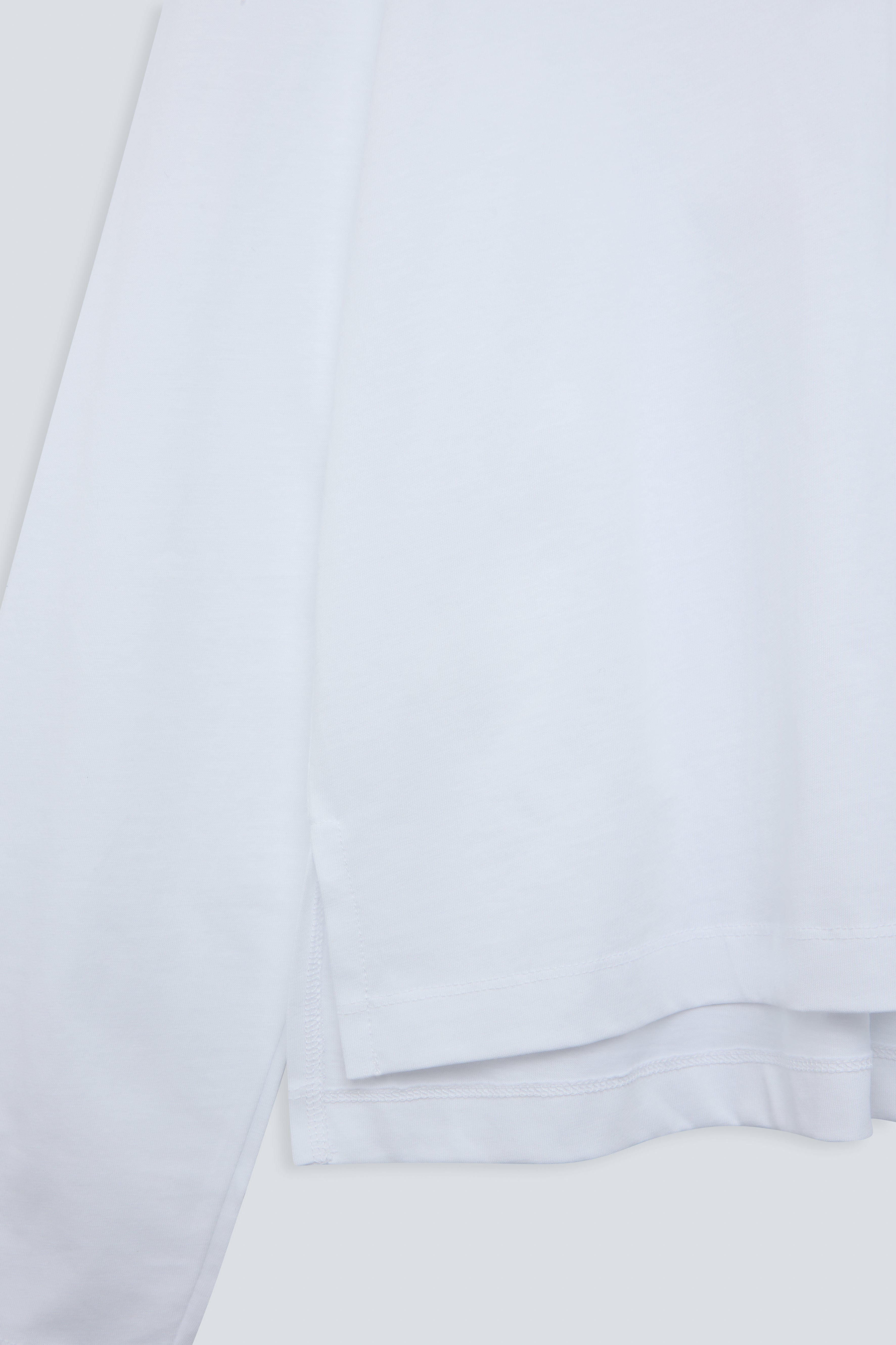 The Charlie in Crispy White. Polo long sleeve, 180 grams. 100% organic cotton. GOTS. Hem detail. 