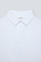 The Charlie in Crispy White. Polo long sleeve, 180 grams. 100% organic cotton. GOTS. Collar detail. Front view. 