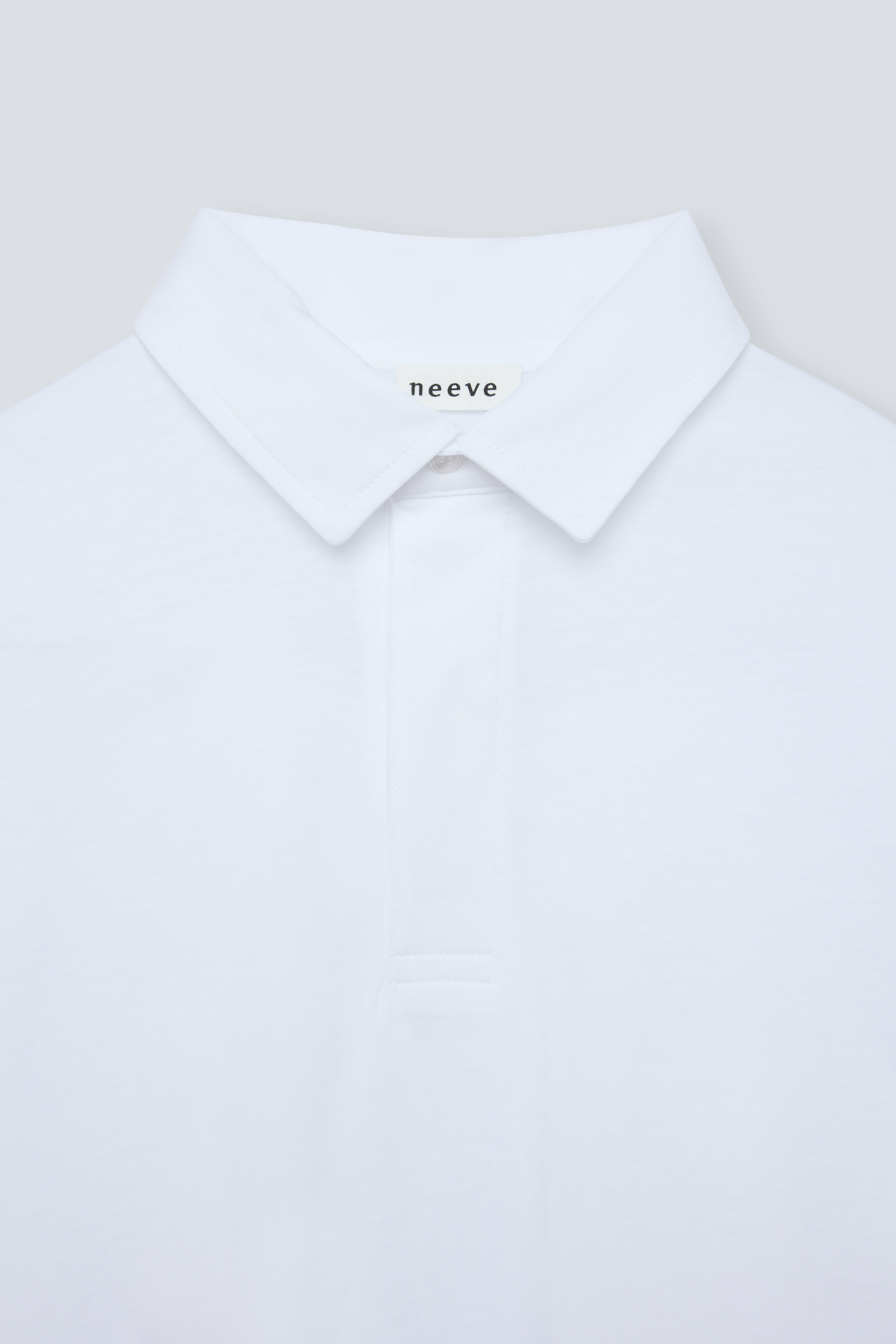 The Charlie in Crispy White. Polo long sleeve, 180 grams. 100% organic cotton. GOTS. Collar detail. Front view. 