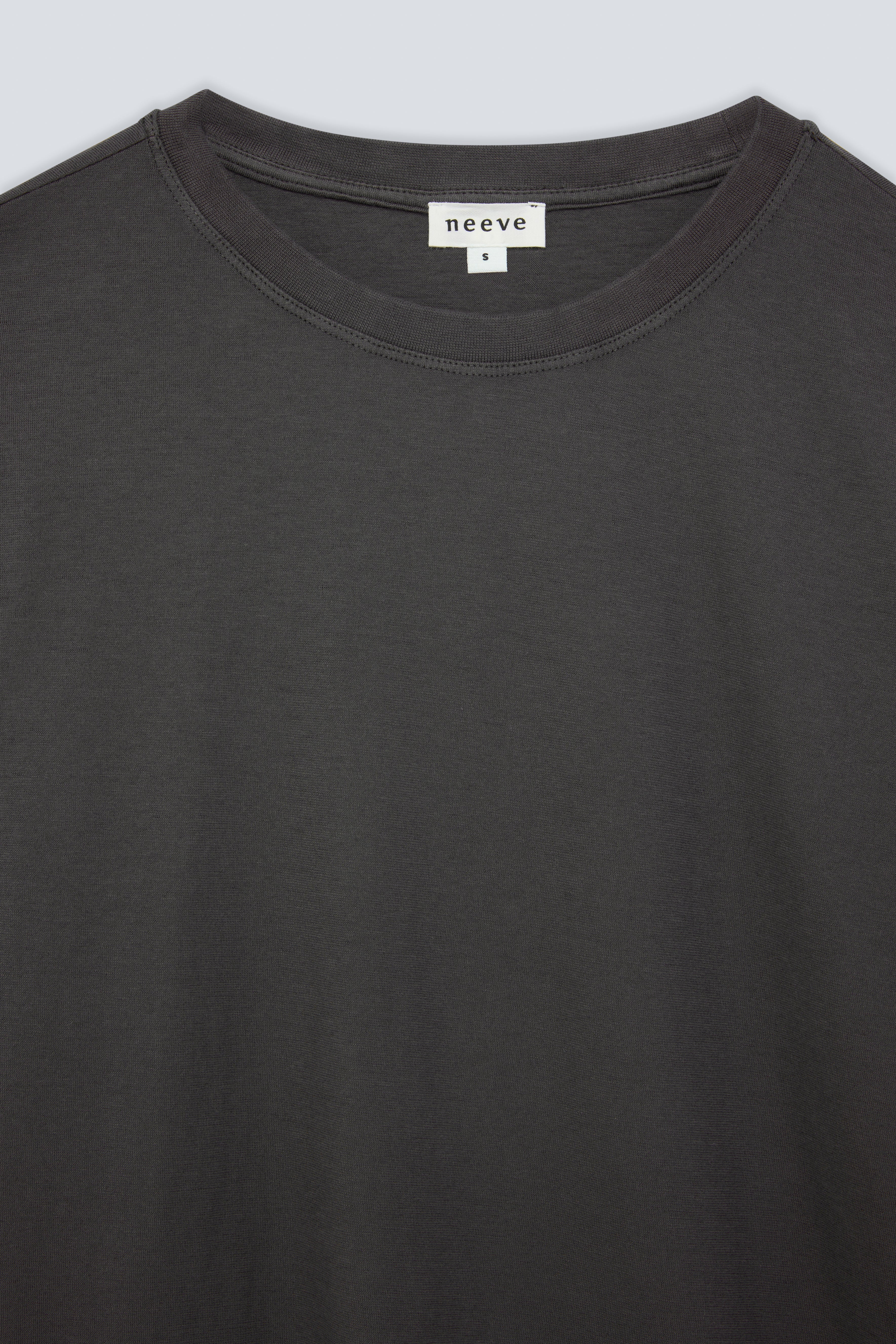 The Emily in Pitch Black. Organic cotton long sleeve, 140 grams. GOTS. Detail collar. 