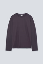 The Emily in Plum. Longsleeve van biologisch katoen, 140 gram. Voorkant.