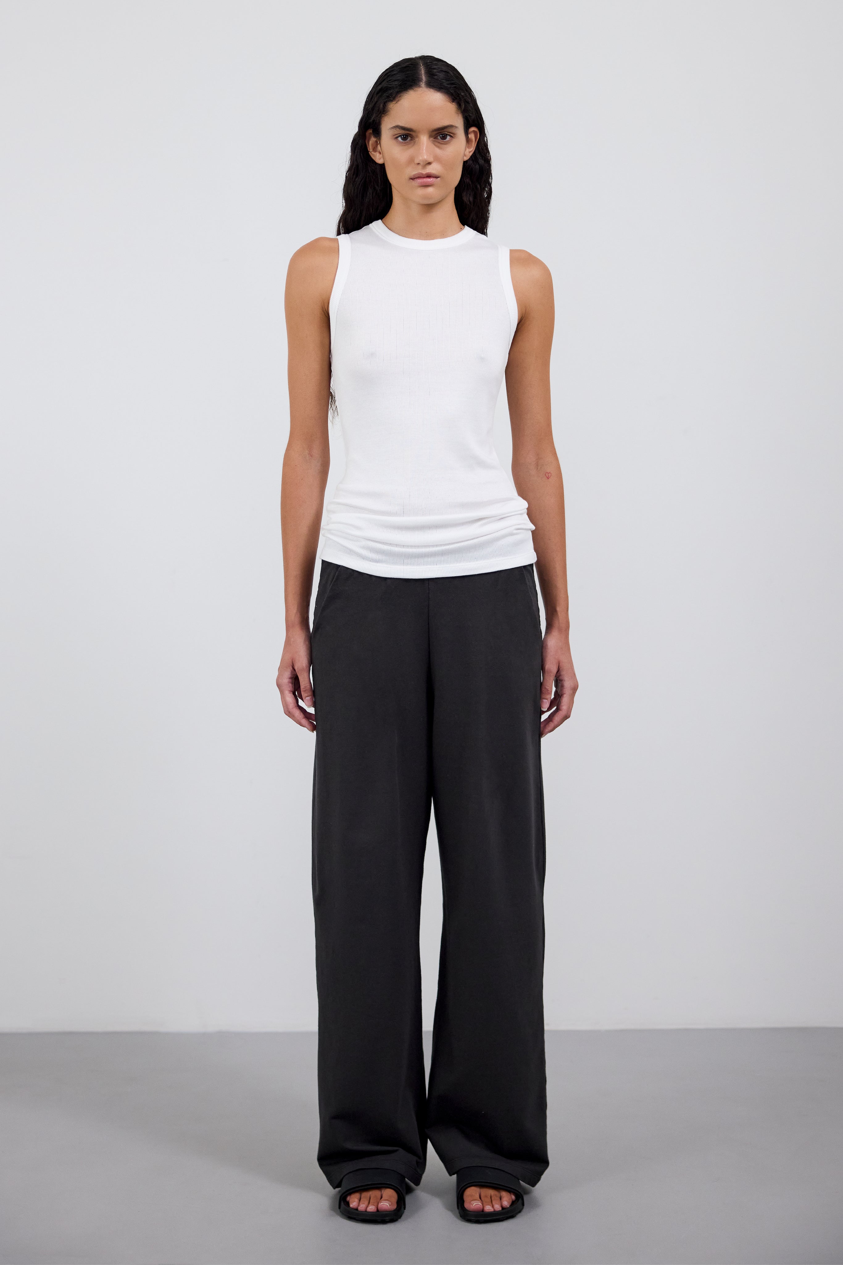 The Riley in Pitch Black. 100% organic cotton babyfleece. GOTS certified. Shown on model. Front view.