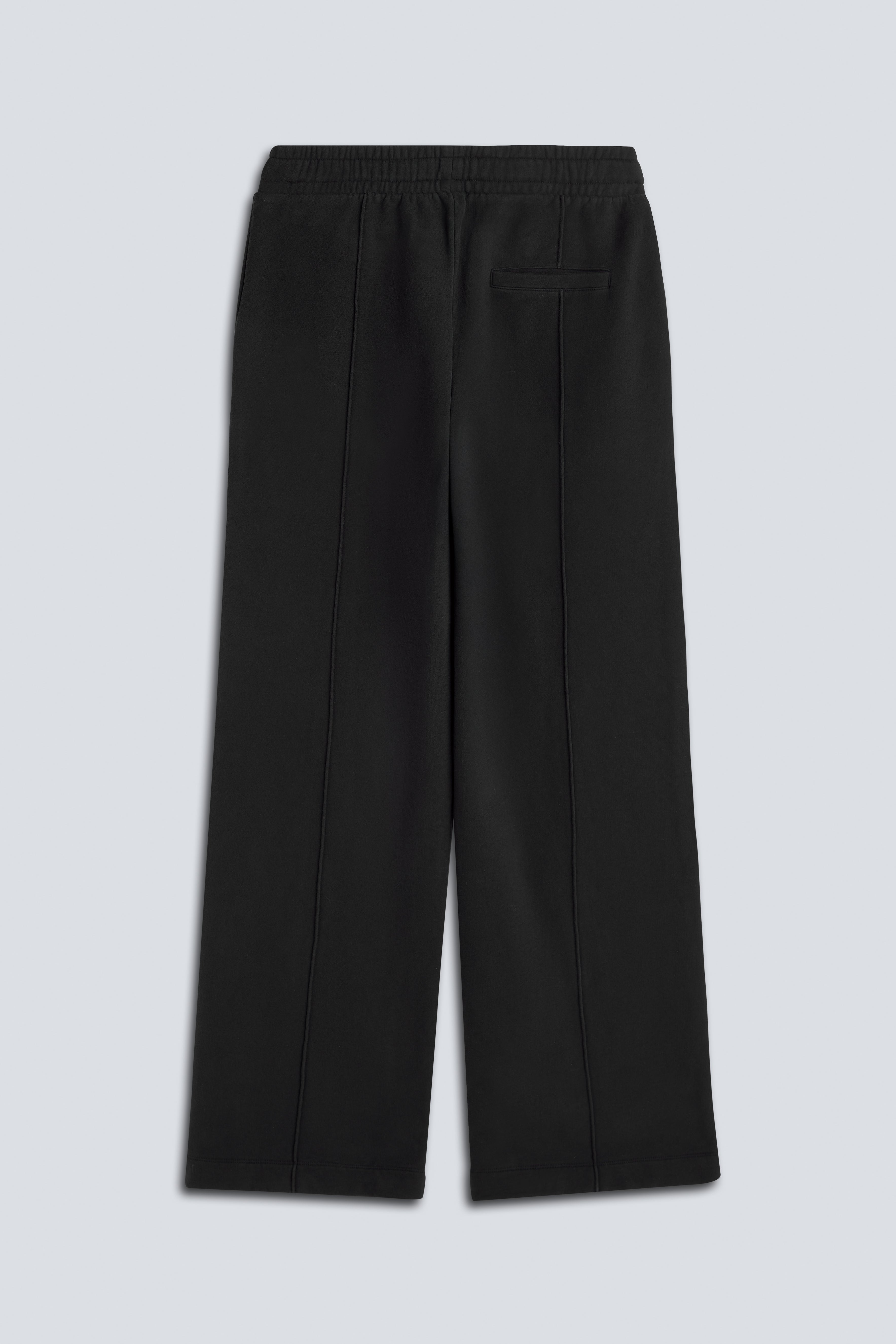 The Gioia sweatpants essential black back view, sustainable loungewear made in Portugal.
