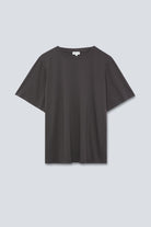 The Jess in Pitch Black. 180 grams, 100% organic cotton. GOTS certified. Front view. 