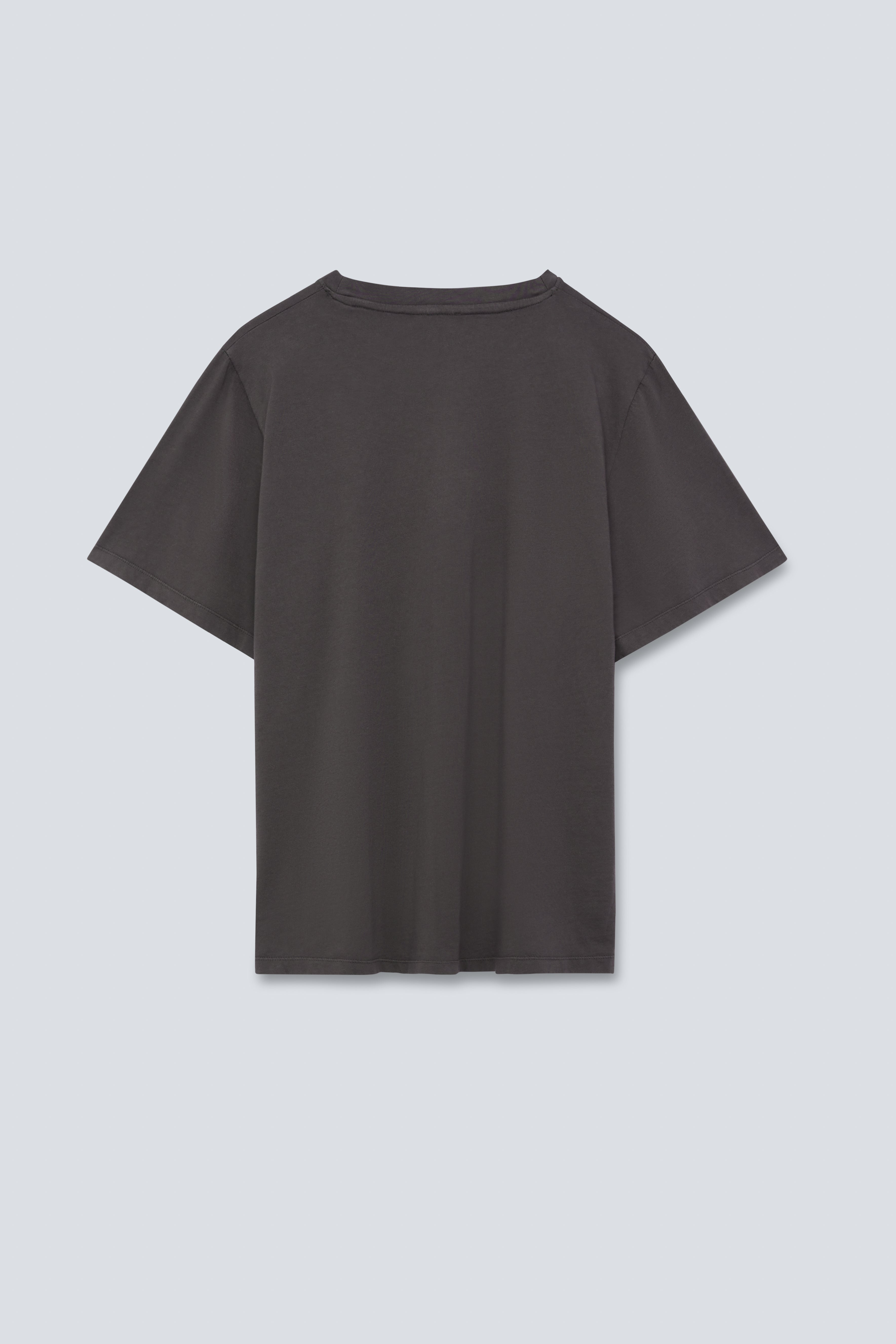 The Jess in Pitch Black. 180 grams, 100% organic cotton. GOTS certified. Back view. 