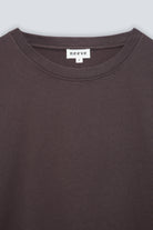 The Jill in Plum. Crew-neck tee. 
180 grams, 100% organic cotton. GOTS. Detail collar. 