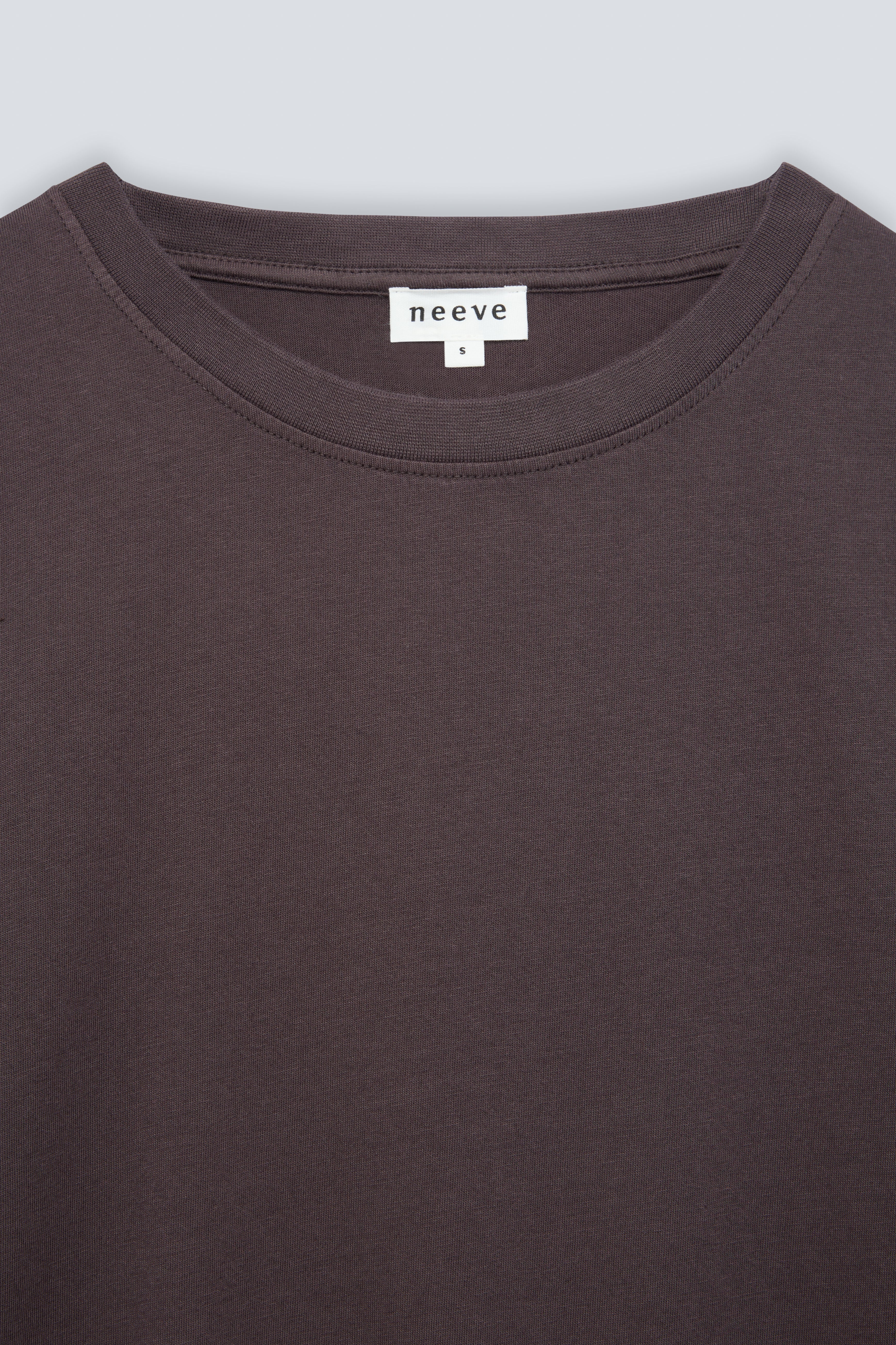 The Jill in Plum. Crew-neck tee. 
180 grams, 100% organic cotton. GOTS. Detail collar. 