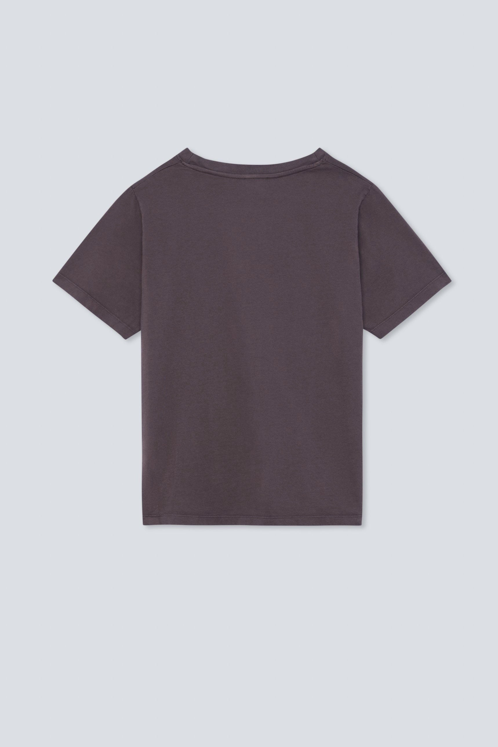 The Jill in Plum. T-Shirt mit Rundhalsausschnitt. 180 Gramm, 100 % Bio-Baumwolle. Rückansicht.