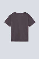 The Jill in Plum. T-shirt met ronde hals. 180 gram, 100% biologisch katoen. Achterkant.