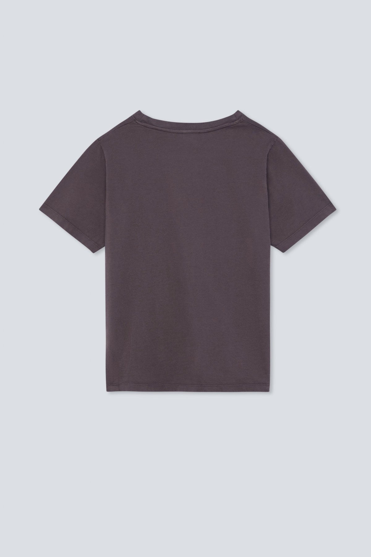 The Jill in Plum. T-shirt met ronde hals. 180 gram, 100% biologisch katoen. Achterkant.