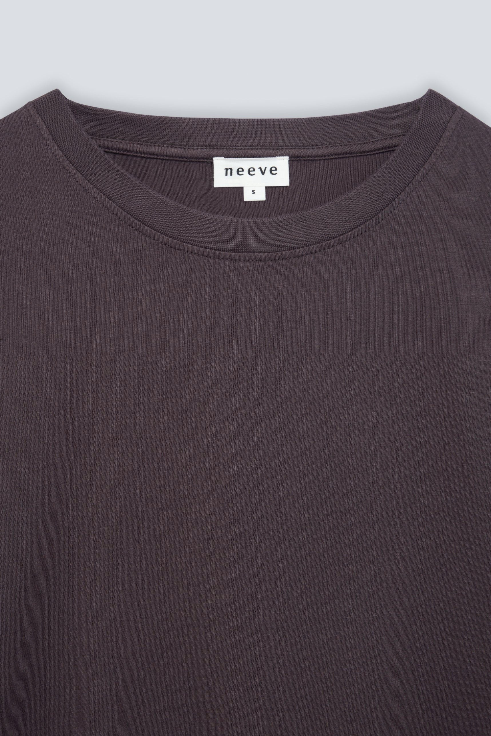 The Jill in Plum. T-Shirt mit Rundhalsausschnitt. 180 Gramm, 100 % Bio-Baumwolle. Kragendetail.