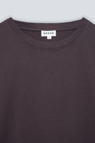 The Jill in Plum. T-shirt met ronde hals. 180 gram, 100% biologisch katoen. Detail van de kraag.