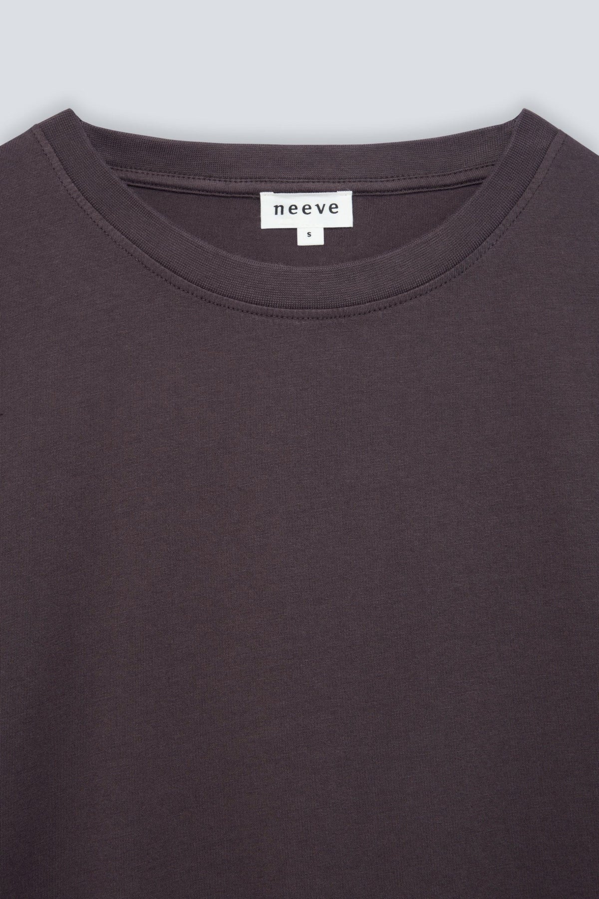 The Jill in Plum. T-shirt met ronde hals. 180 gram, 100% biologisch katoen. Detail van de kraag.