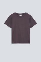 The Jill in Plum. T-shirt met ronde hals. 180 gram, 100% biologisch katoen. Voorkant.