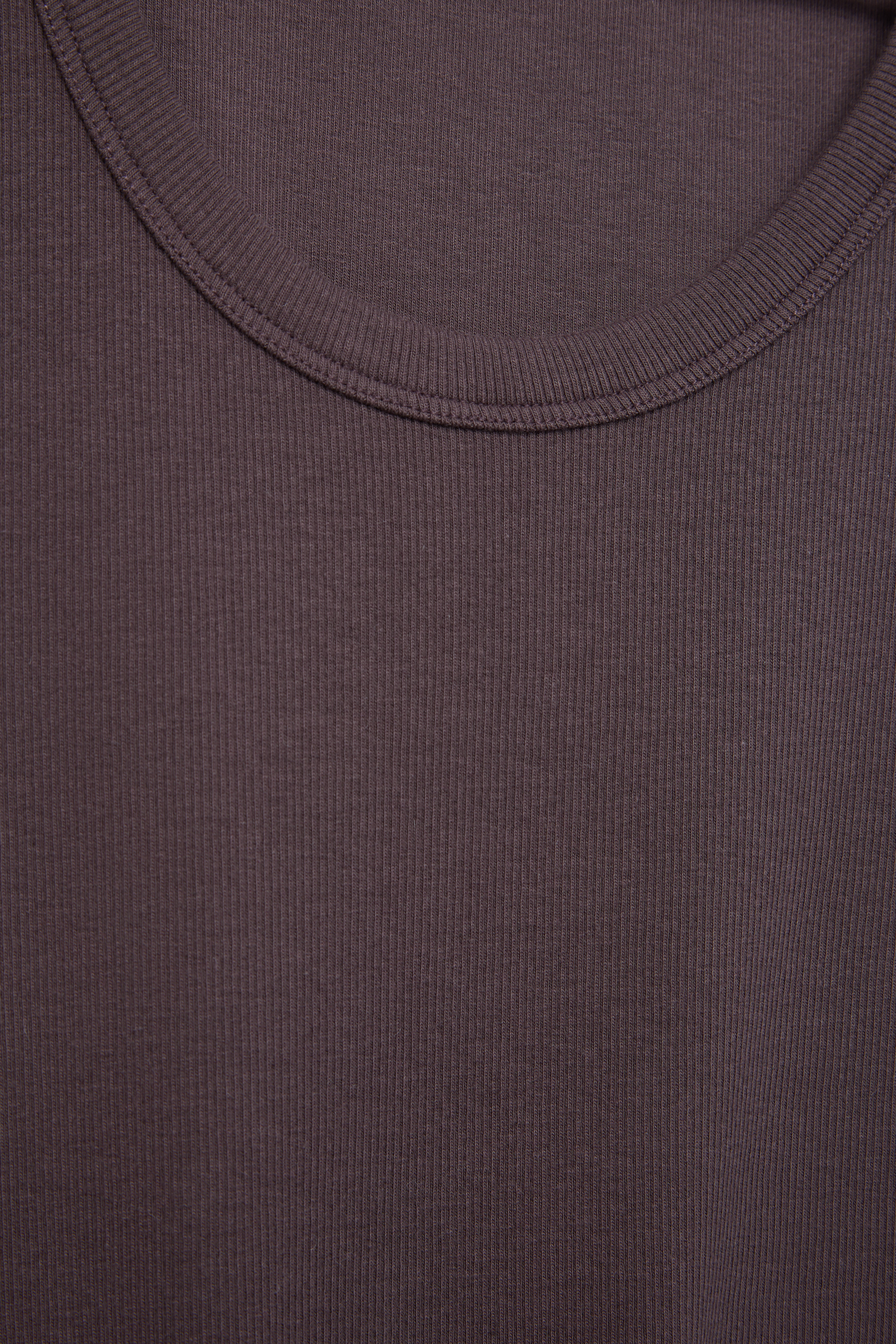 The Josie Tank Top in Plum. Made from 95% organic cotton with 5% elastane. Detail material. GOTS