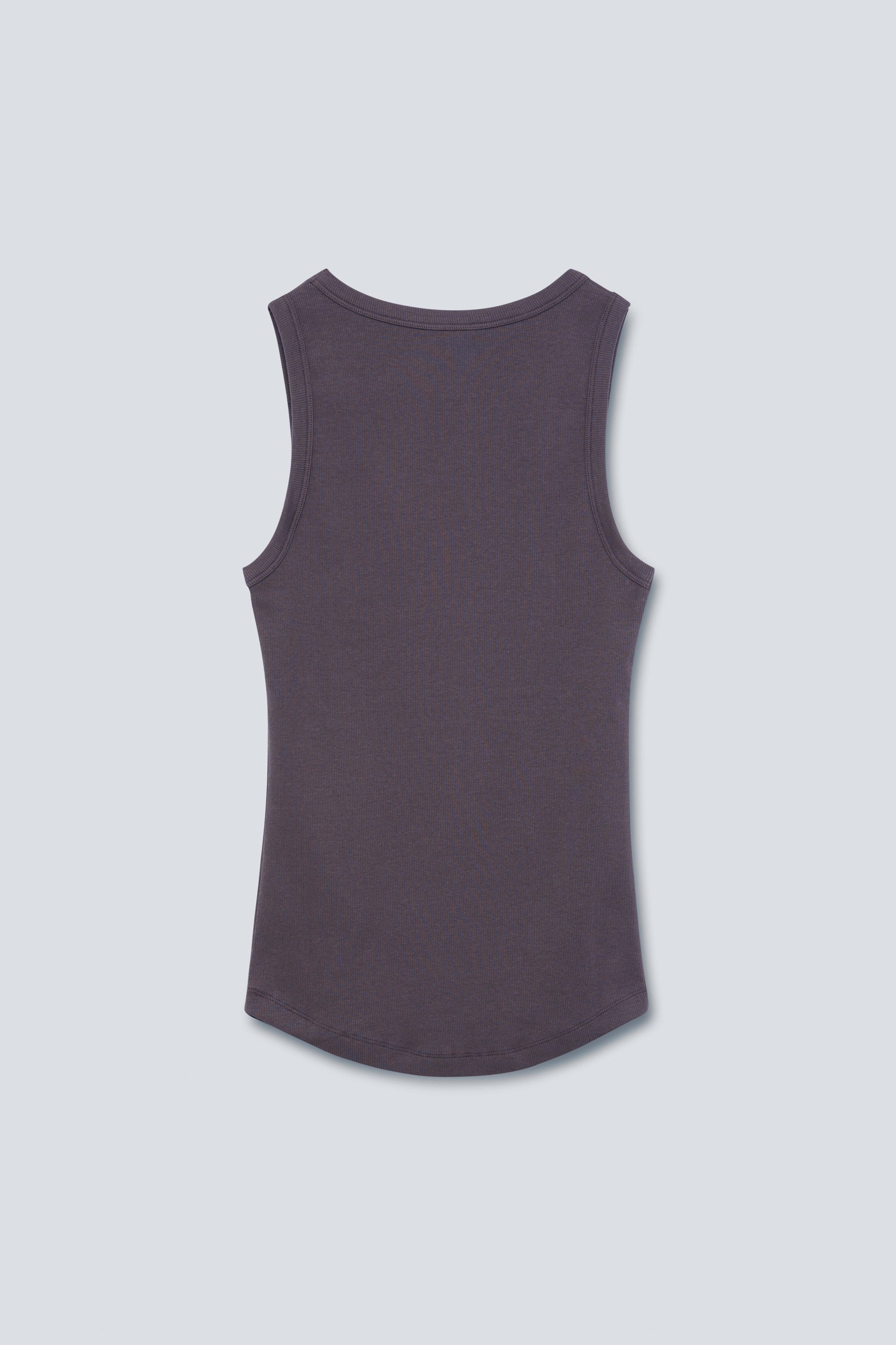 The Josie Tanktop in Plum. Aus 95 % Bio-Baumwolle mit 5 % Elastan. Rückansicht.