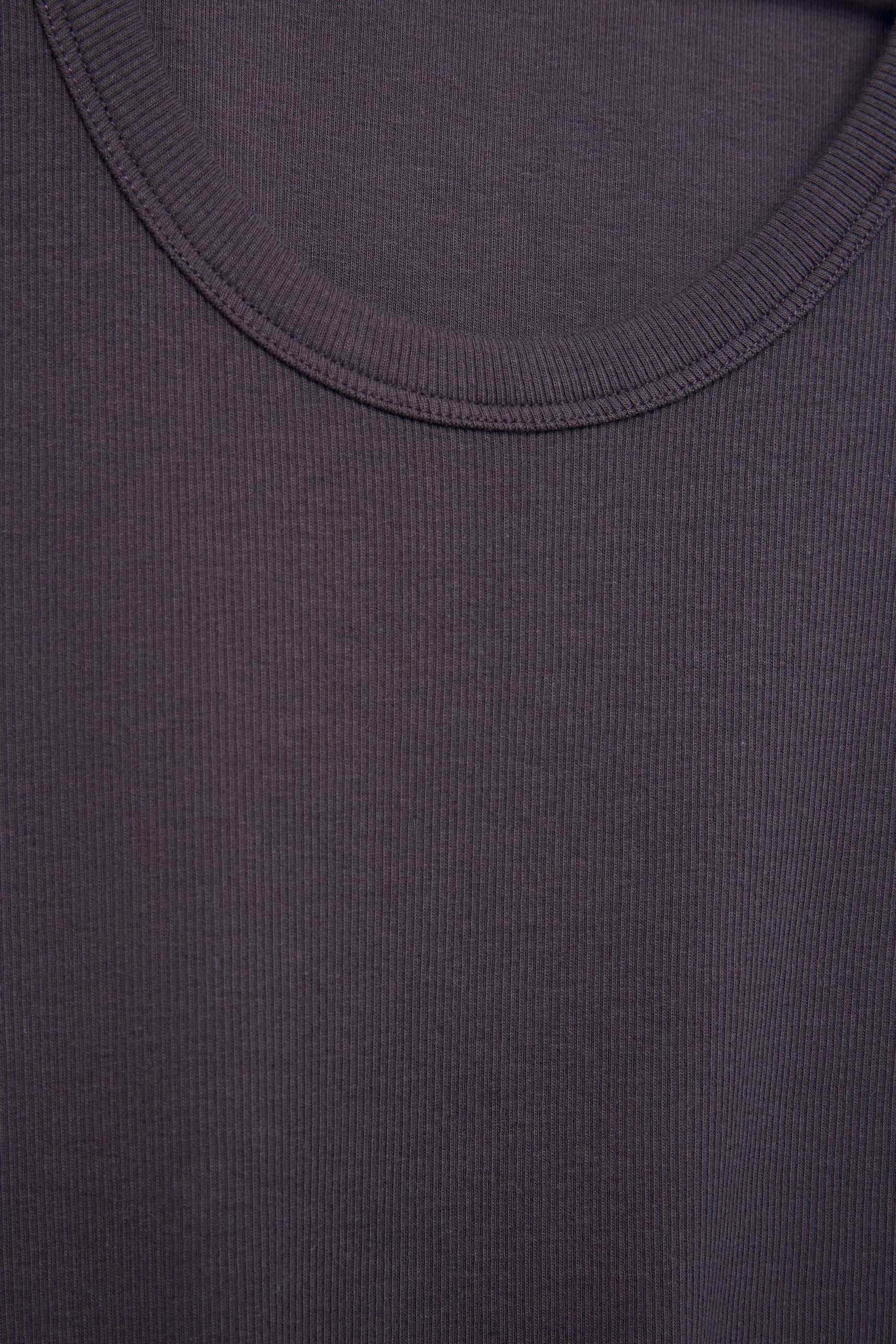 The Josie Tanktop in Plum. Aus 95 % Bio-Baumwolle mit 5 % Elastan. Materialdetail.