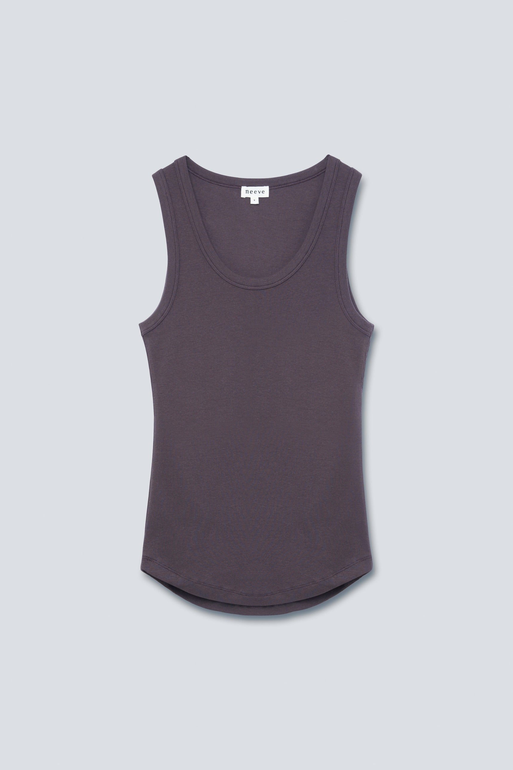 The Josie Tanktop in Plum. Aus 95 % Bio-Baumwolle mit 5 % Elastan. Vorderansicht.
