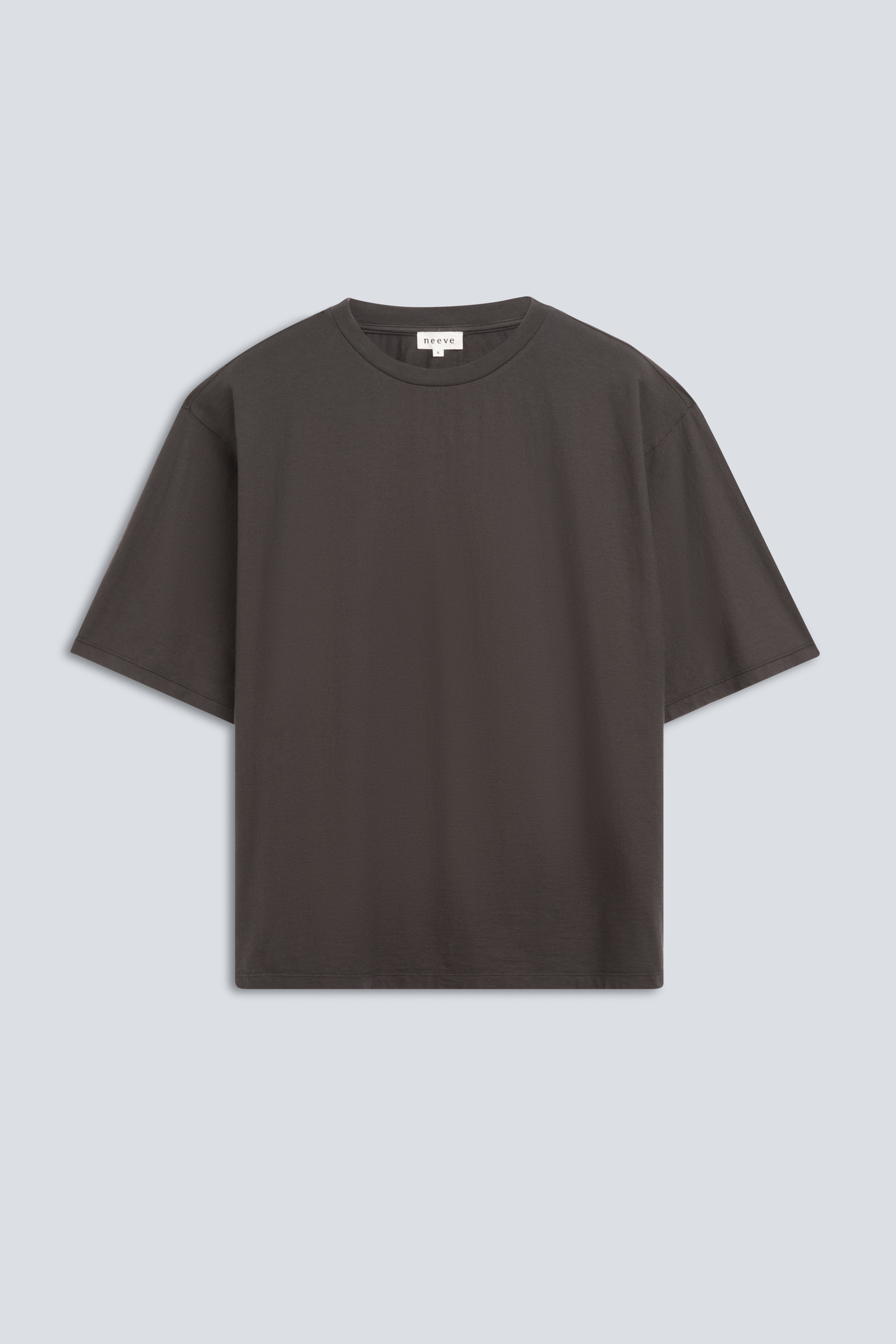 The Lara in Pitch Black. 140 grams, 100% organic cotton. Front view. GOTS certified. 