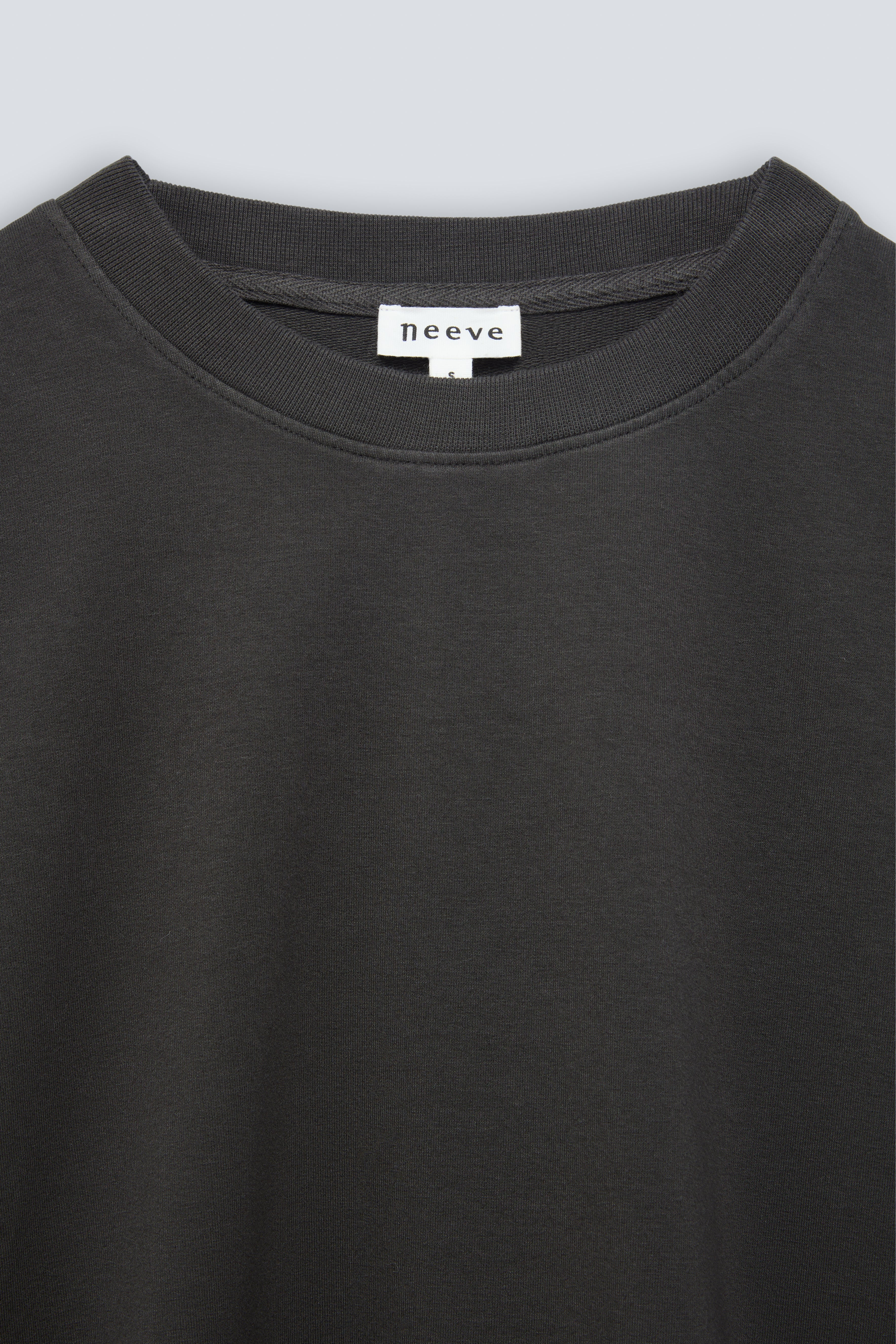 The May in Pitch Black. Crew-neck sweater with a boxy shape. 100% organic cotton babyfleece. GOTS. Collar detail. 