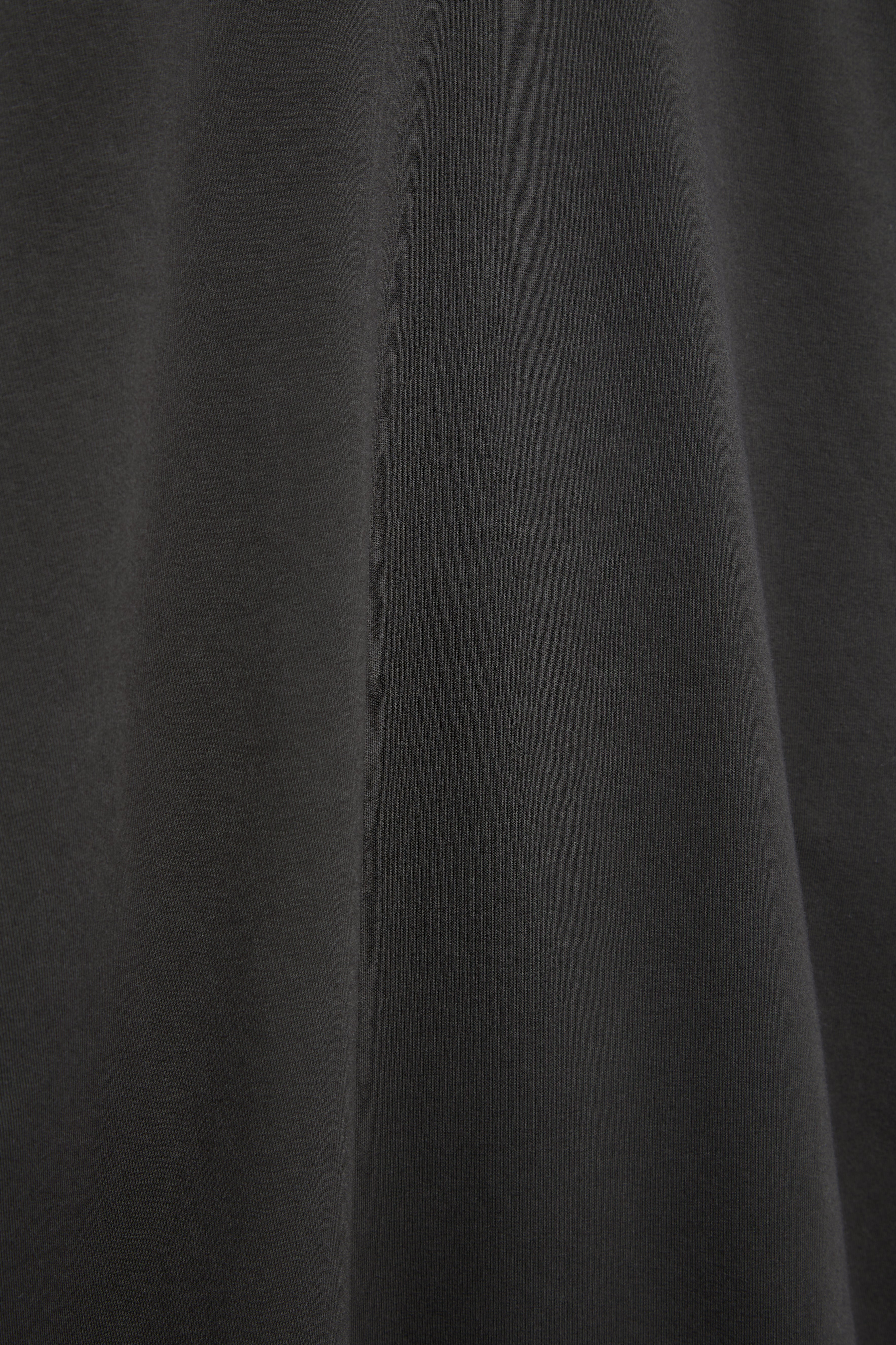 The May in Pitch Black. Crew-neck sweater with a boxy shape. 100% organic cotton babyfleece. GOTS. Material detail. 