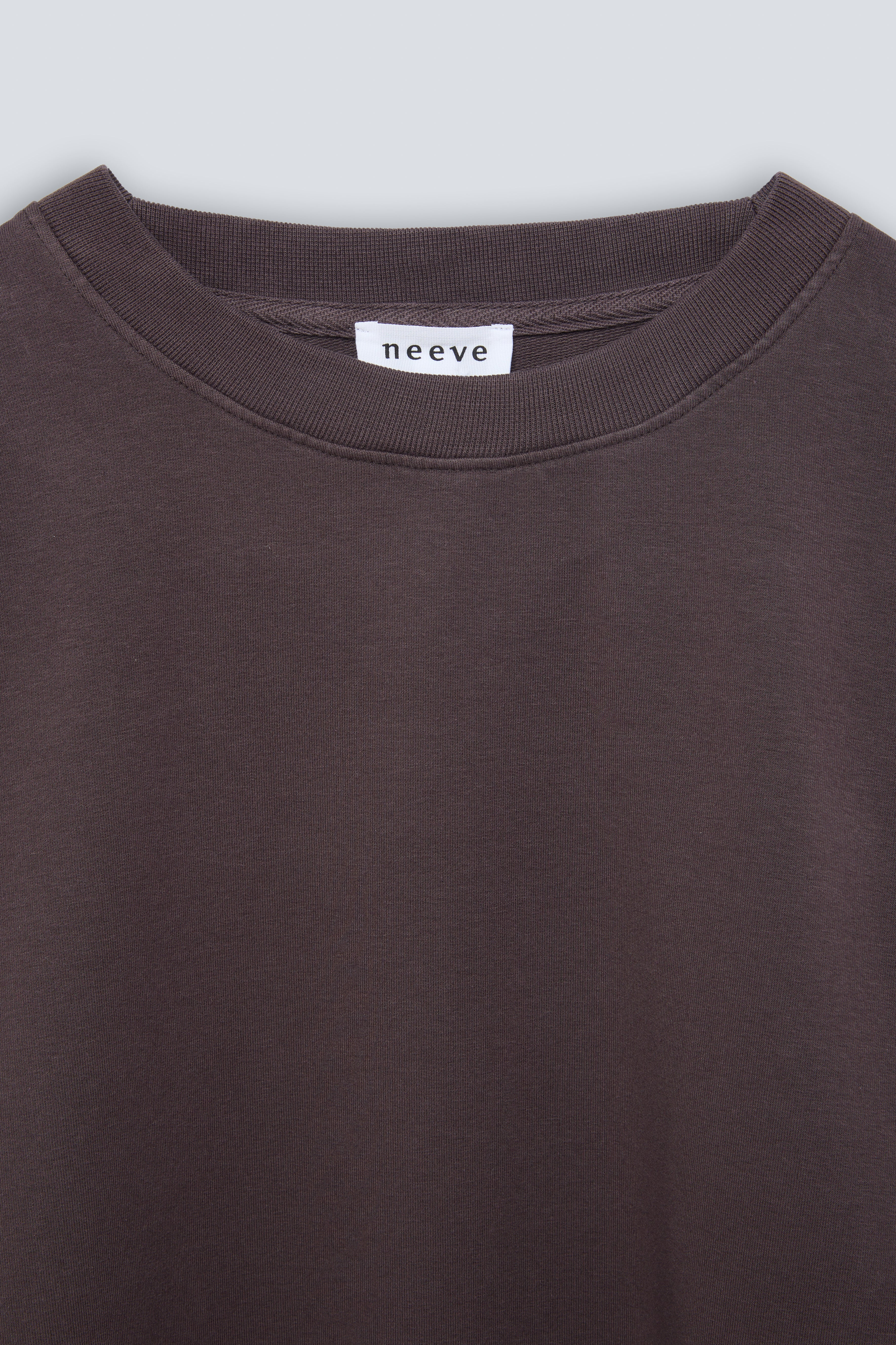 The May in Plum. Crew-neck sweater with a boxy shape. 100% organic cotton babyfleece. GOTS. collar detail. 
