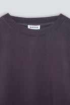 The May in Plum. Sweatshirt mit Rundhalsausschnitt und boxy Schnitt. Babyfleece aus 100 % Bio-Baumwolle. Kragendetail.