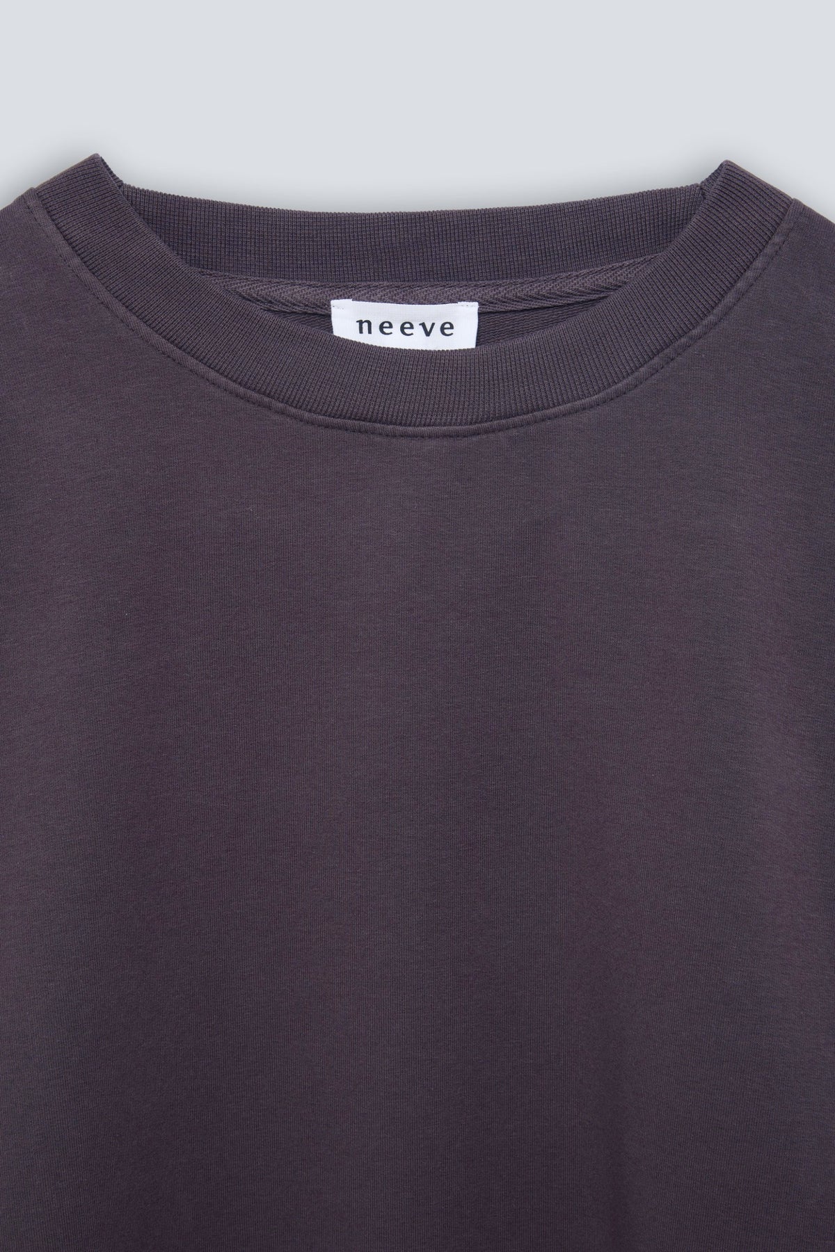 The May in Plum. Sweatshirt mit Rundhalsausschnitt und boxy Schnitt. Babyfleece aus 100 % Bio-Baumwolle. Kragendetail.