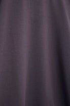 The May in Plum. Sweatshirt mit Rundhalsausschnitt und boxy Schnitt. Babyfleece aus 100 % Bio-Baumwolle. Materialdetail.
