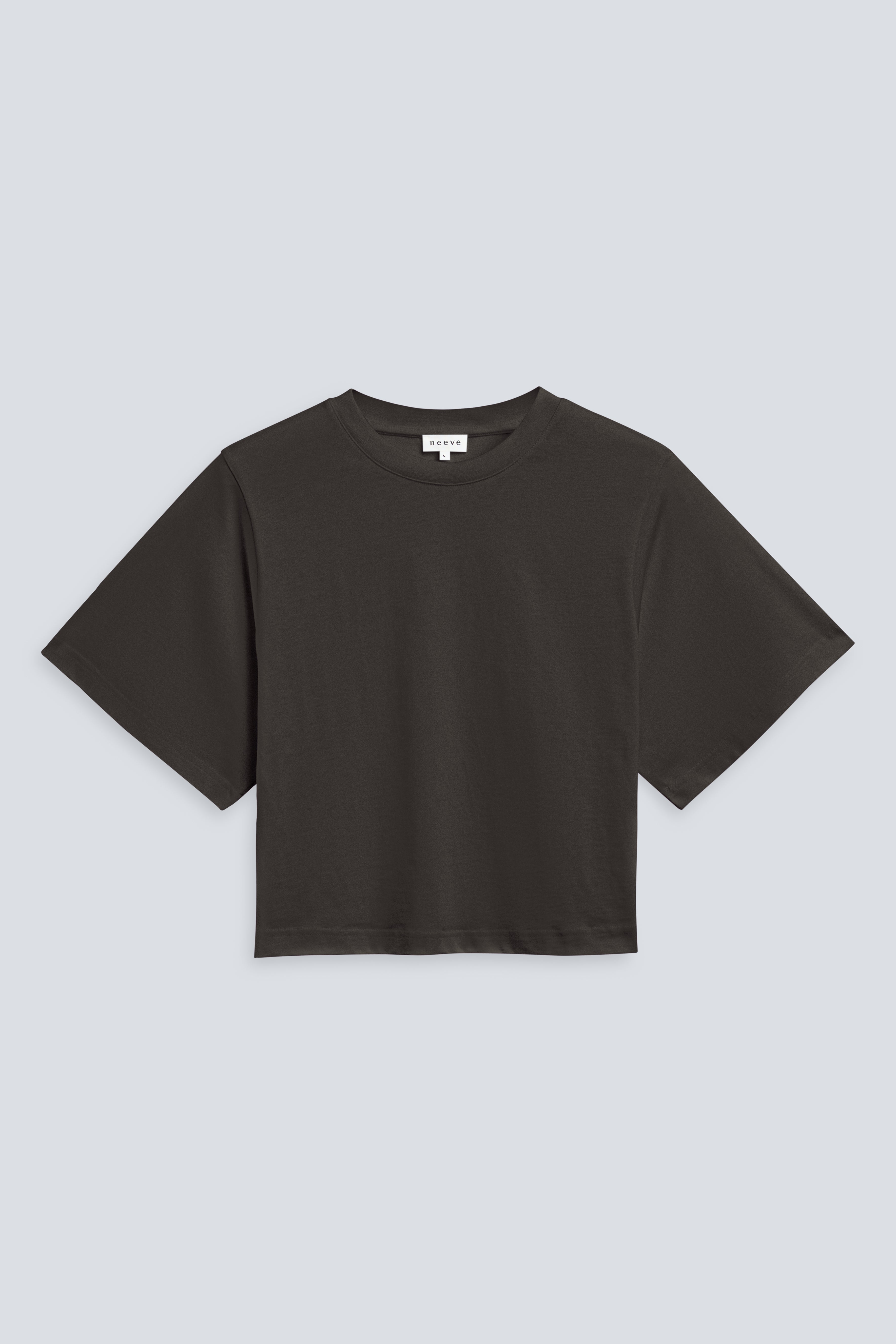 The Noa in Pitch Black. Front view. 180 grams in organic cotton. GOTS certified. 