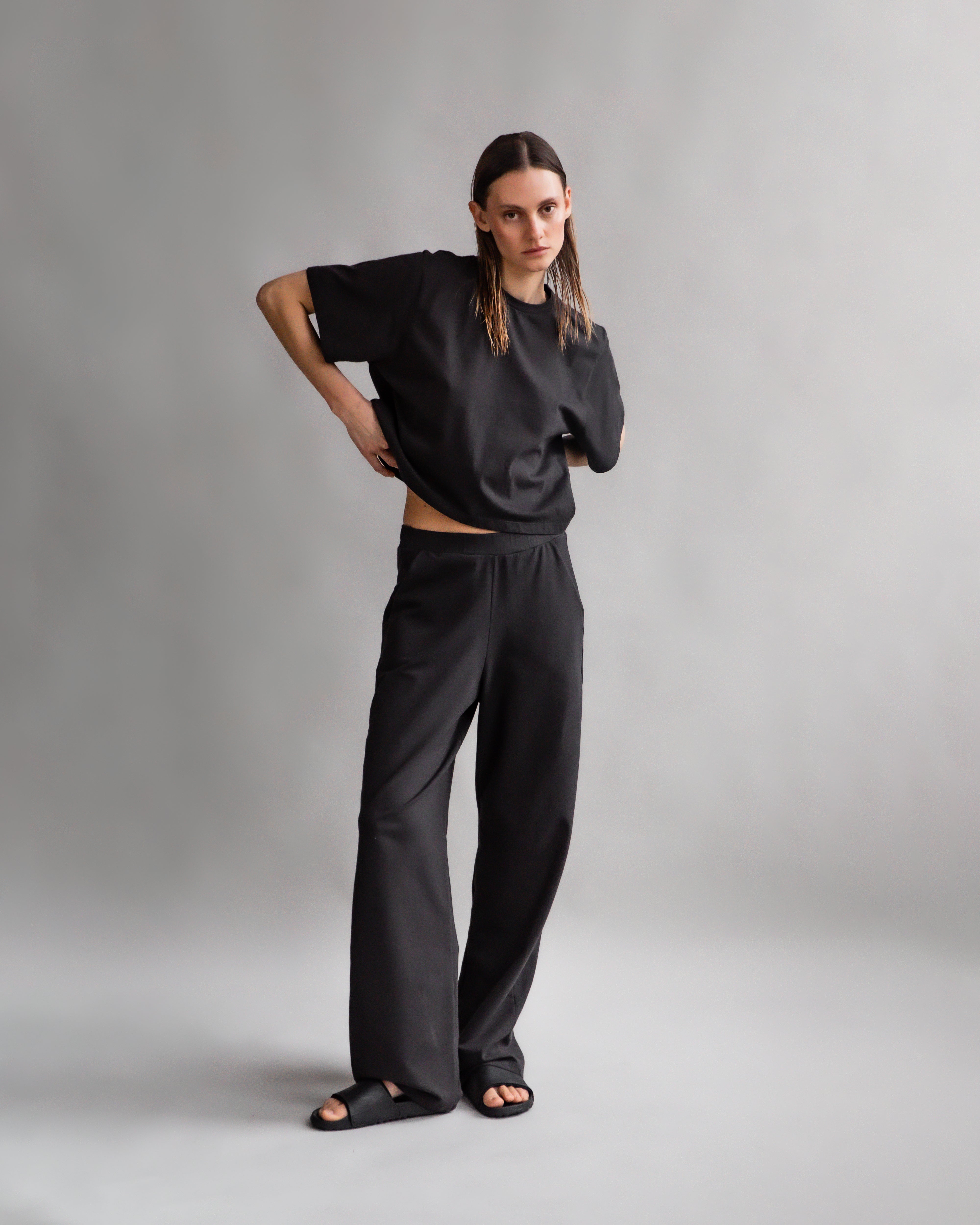 The Noa in Pitch Black shown on model. 180 grams in organic cotton. GOTS certified. Shown here with The Riley in Pitch Black. 